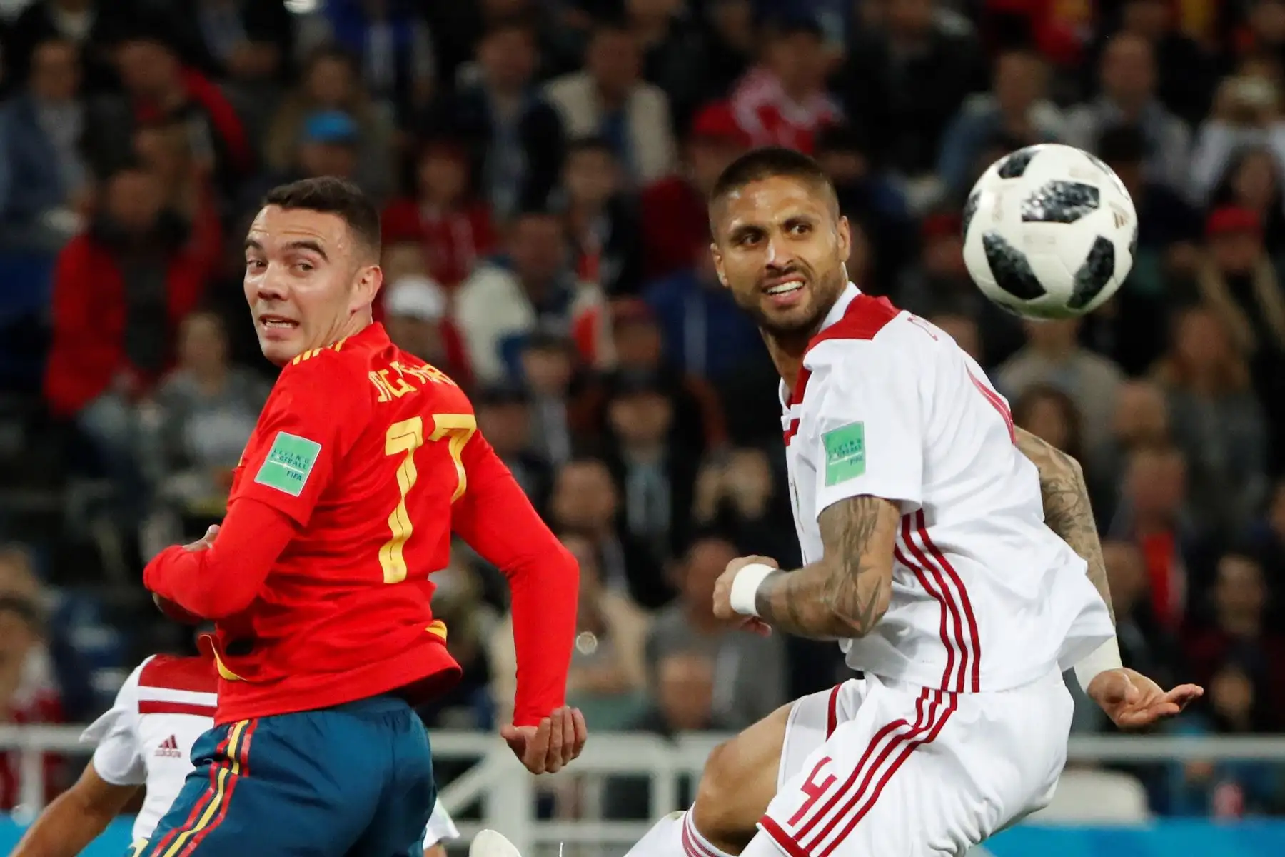 El delantero español Iago Aspas (i) y el defensa marroquí Manuel Da Costa, durante el partido España-Marruecos, del Grupo B del Mundial de Fútbol de Rusia 2018. EFE