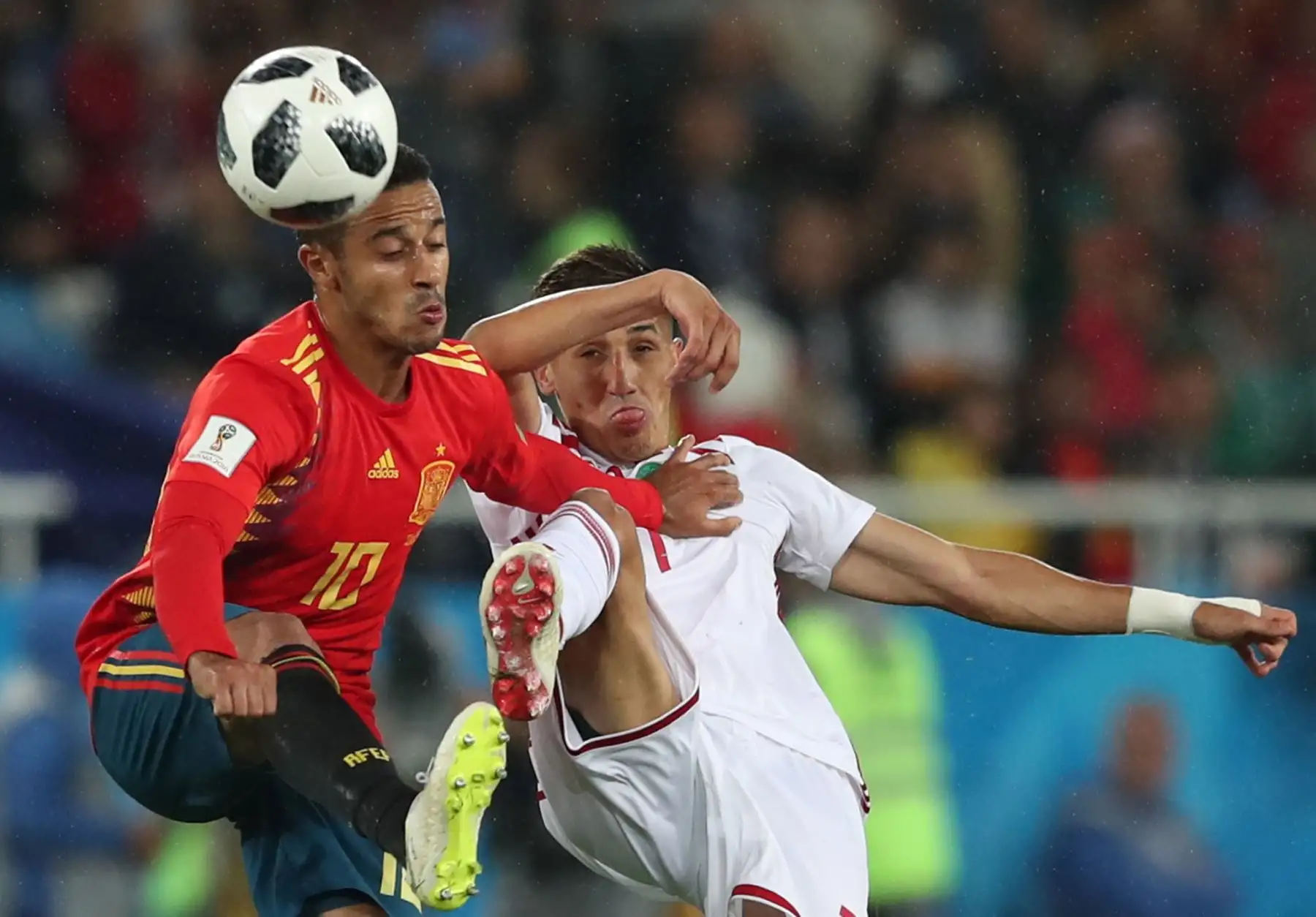Thiago Alcantara (L) de España y Faycal Fajr de Marruecos en acción durante la Copa Mundial de la FIFA 2018 partido de fútbol preliminar del grupo B entre España y Marruecos en Kaliningrado, Rusia, el 25 de junio de 2018. EFE