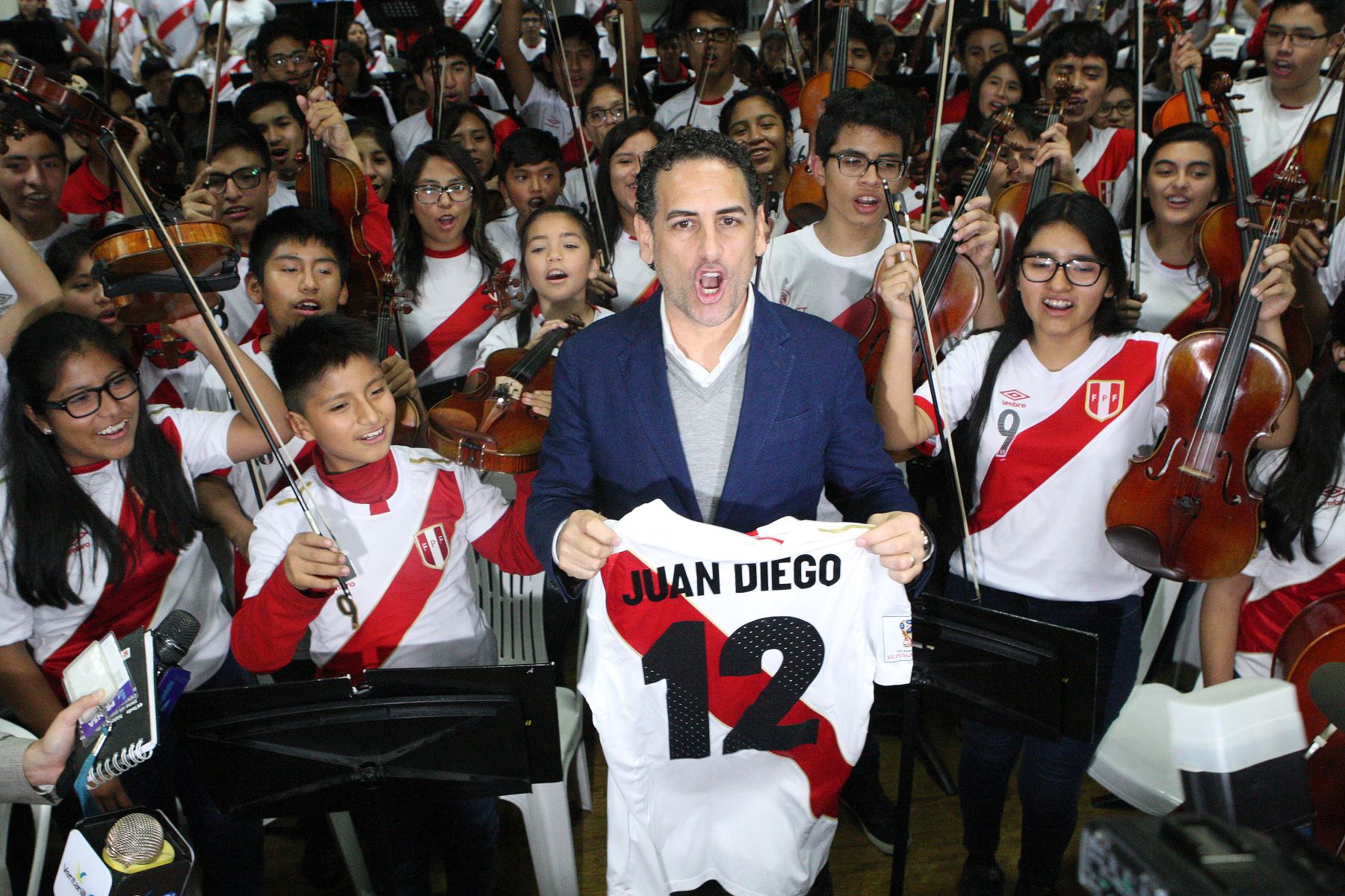 Juan Diego Flórez y los niños y jóvenes de Sinfonía por el Perú. Foto: ANDINA/Héctor Vinces.
