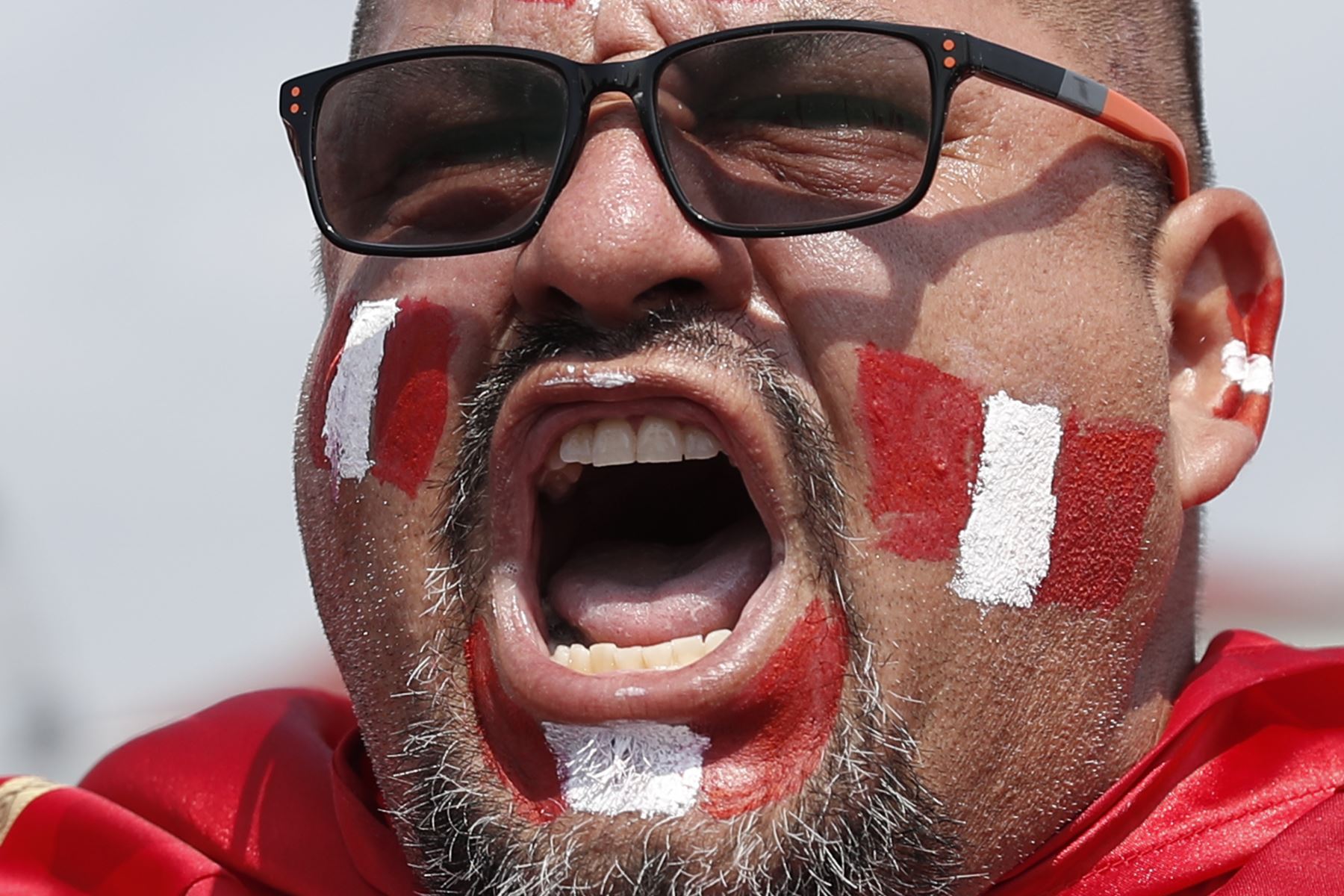 Un fanático de Perú aplaude fuera del estadio antes del partido de fútbol del Grupo C de la Copa Mundial Rusia 2018 entre Australia y Perú en el Estadio Fisht de Sochi el 26 de junio de 2018. / AFP