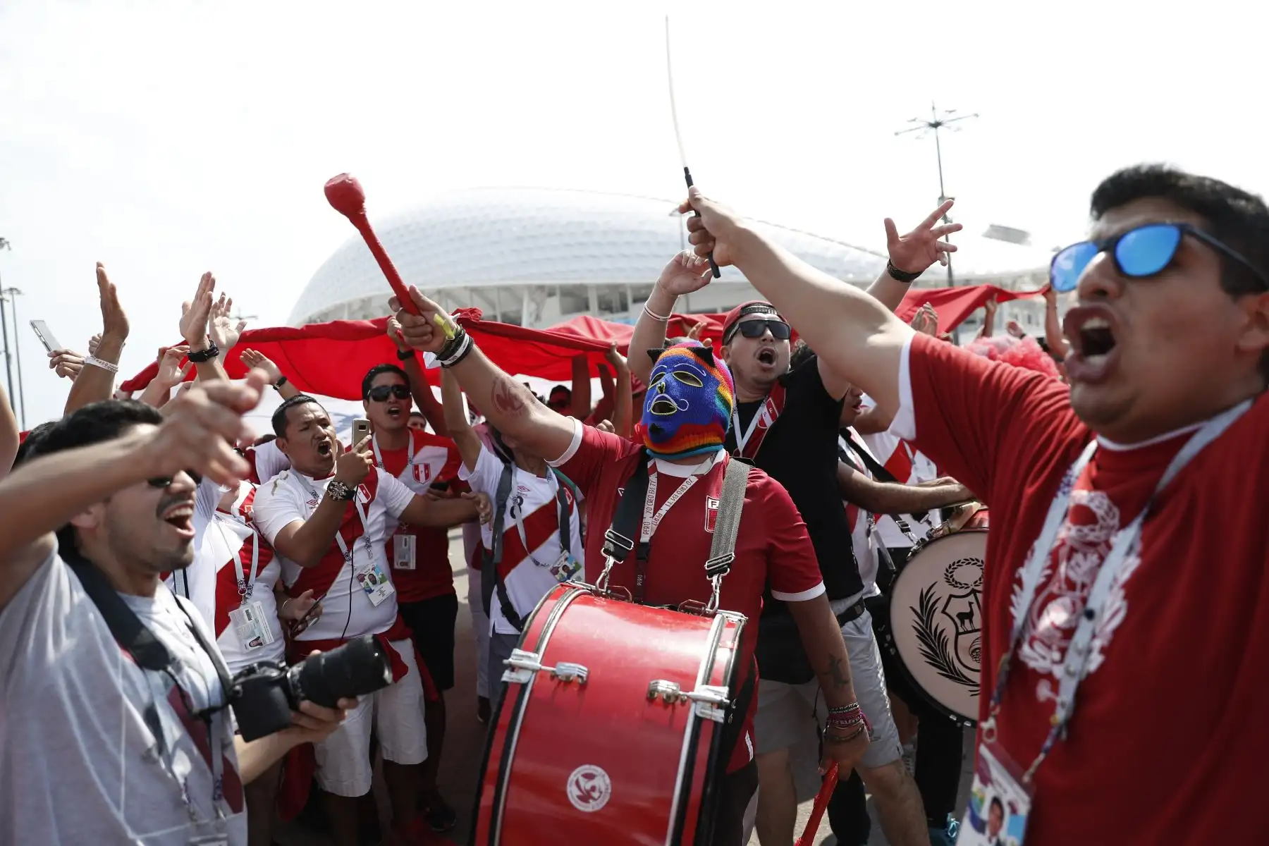 Un fanático de Perú aplaude fuera del estadio antes del partido de fútbol del Grupo C de la Copa Mundial Rusia 2018 entre Australia y Perú en el Estadio Fisht de Sochi el 26 de junio de 2018. / AFP