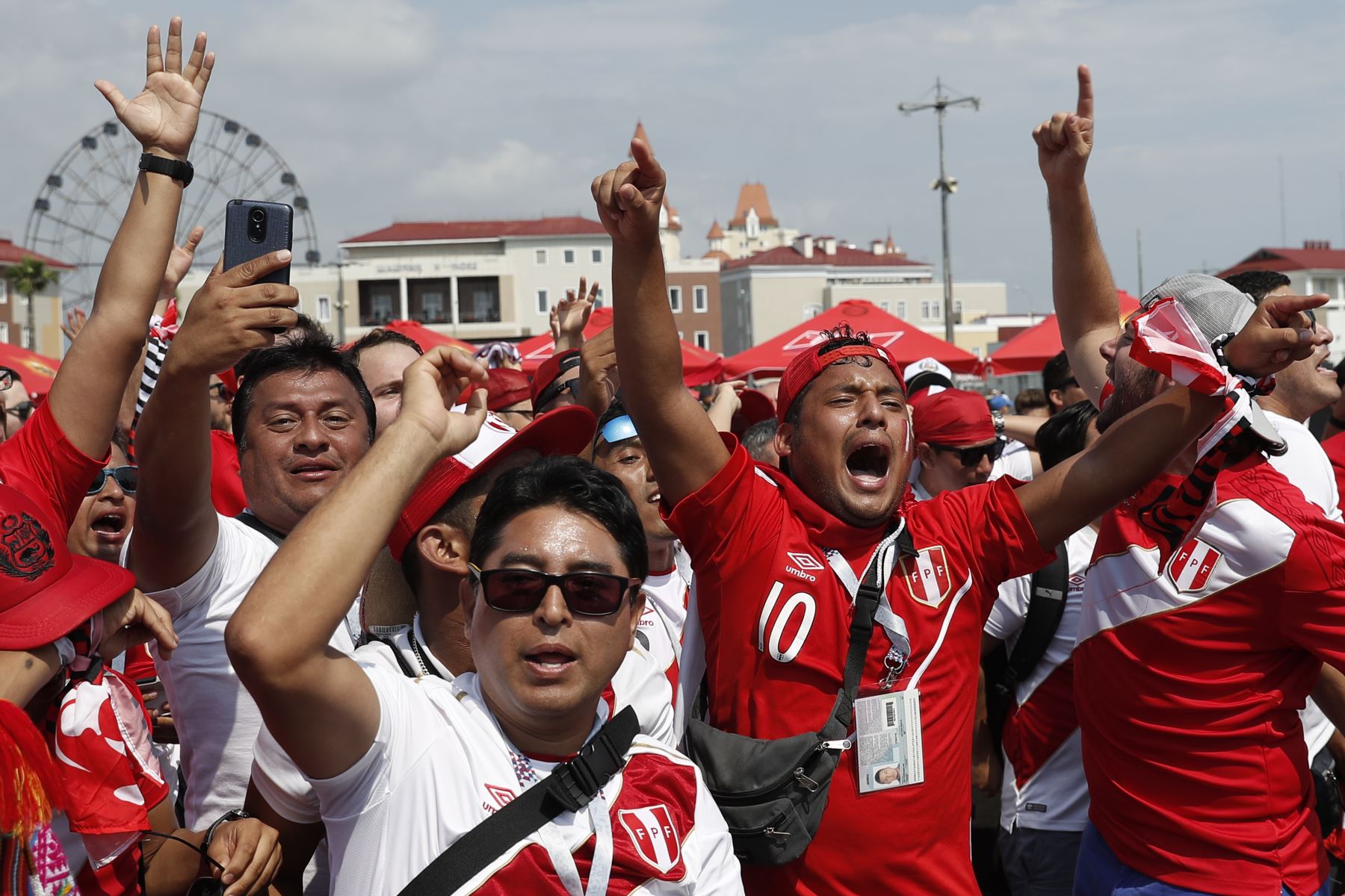 Los fanáticos de Perú aplauden fuera del estadio antes del partido de fútbol del Grupo C de la Copa Mundial Rusia 2018 entre Australia y Perú en el Estadio Fisht de Sochi el 26 de junio de 2018. / AFP