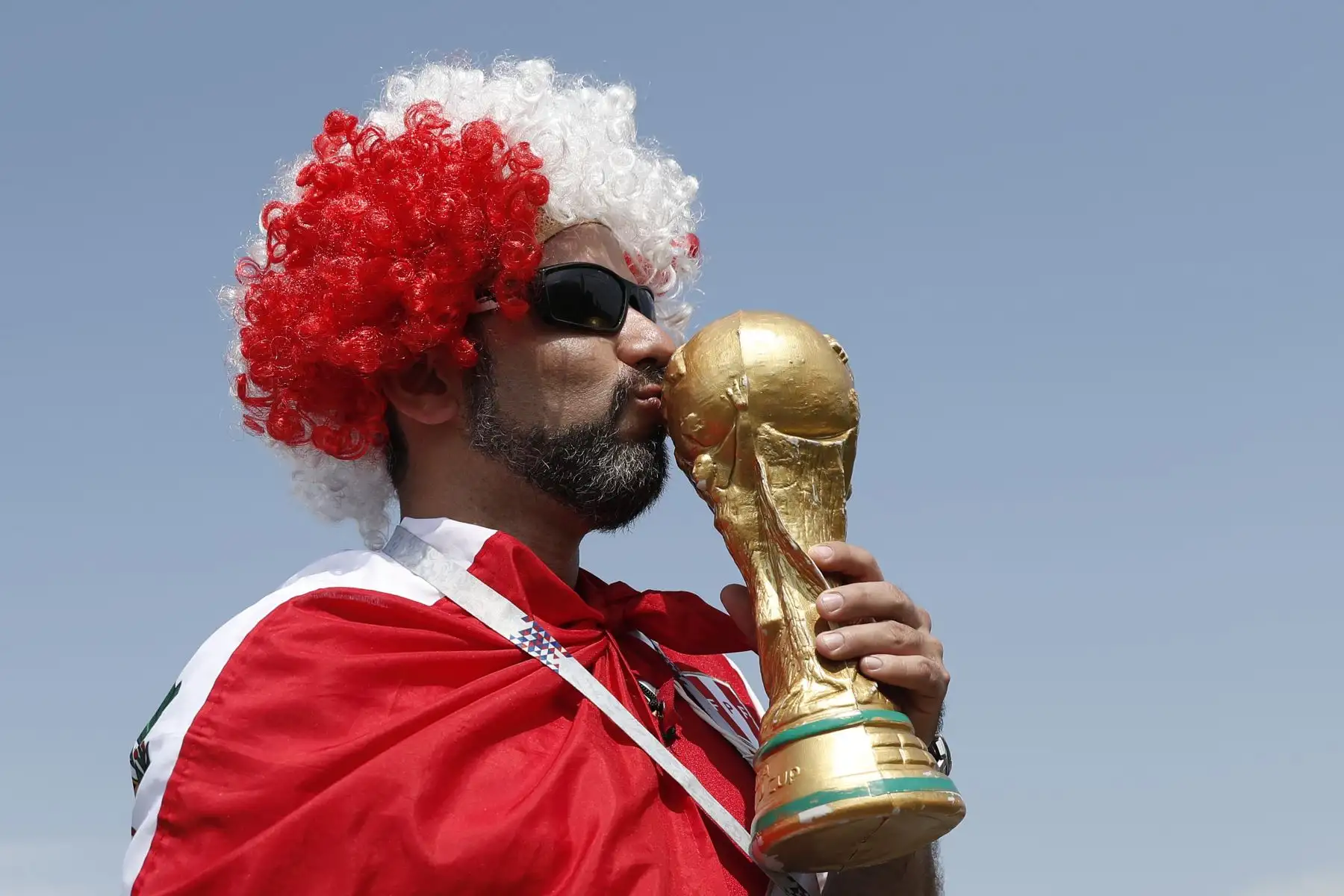Un fanático de Perú besa una réplica de la Copa del Mundo fuera del estadio antes del partido de fútbol del Grupo C de la Copa Mundial Rusia 2018 entre Australia y Perú en el Estadio Fisht en Sochi el 26 de junio de 2018. / AFP