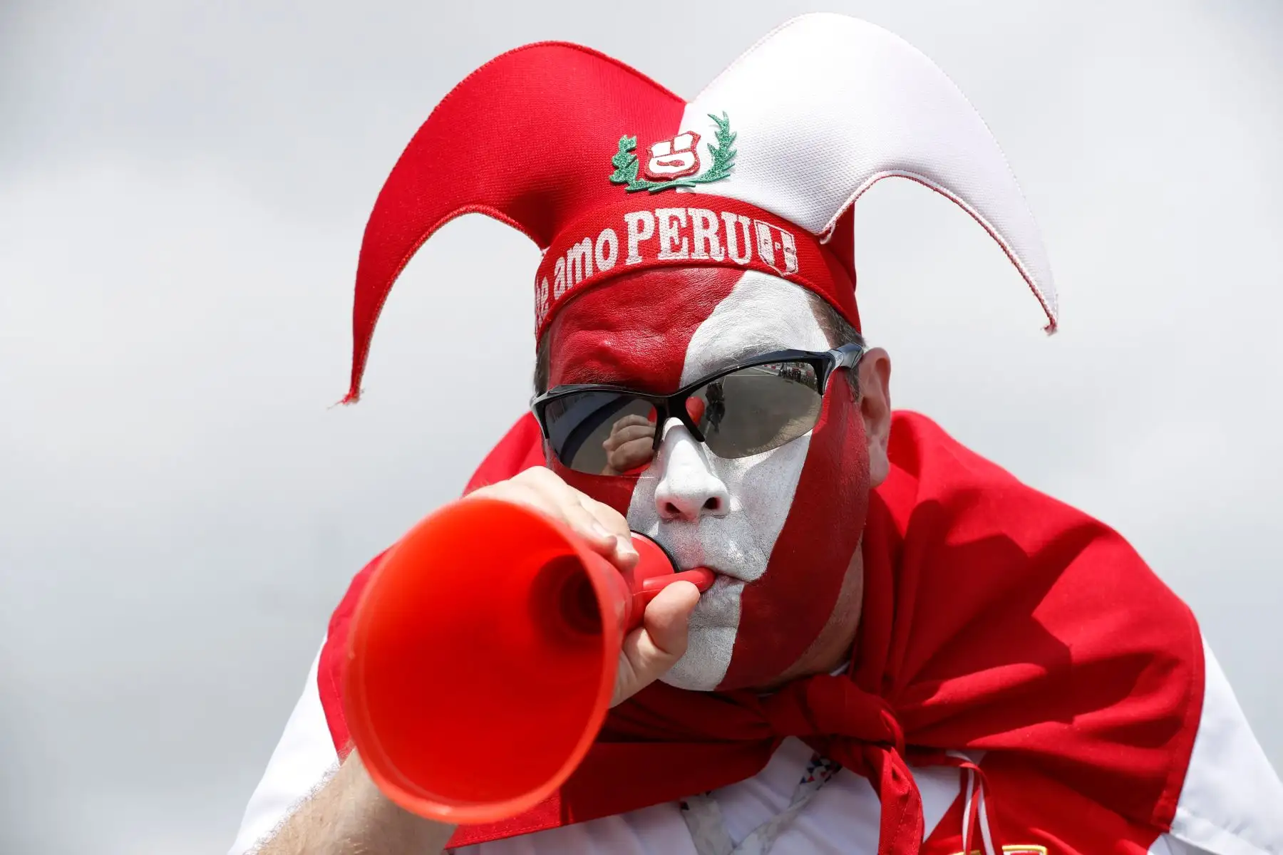Un aficionado de Perú posa fuera del estadio antes del partido de fútbol del Grupo C de la Copa Mundial Rusia 2018 entre Australia y Perú en el Estadio Fisht de Sochi el 26 de junio de 2018. / AFP