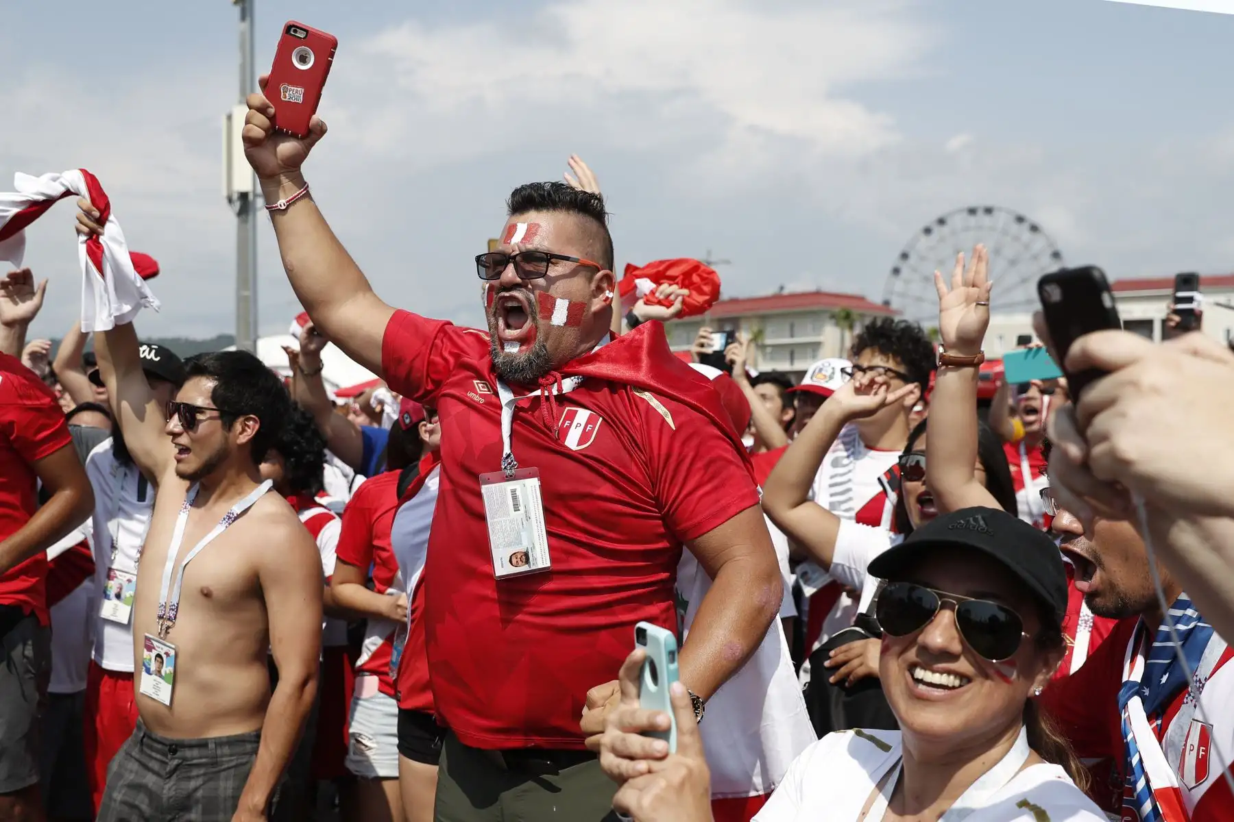 Los fanáticos de Perú aplauden fuera del estadio antes del partido de fútbol del Grupo C de la Copa Mundial Rusia 2018 entre Australia y Perú en el Estadio Fisht de Sochi el 26 de junio de 2018. / AFP
