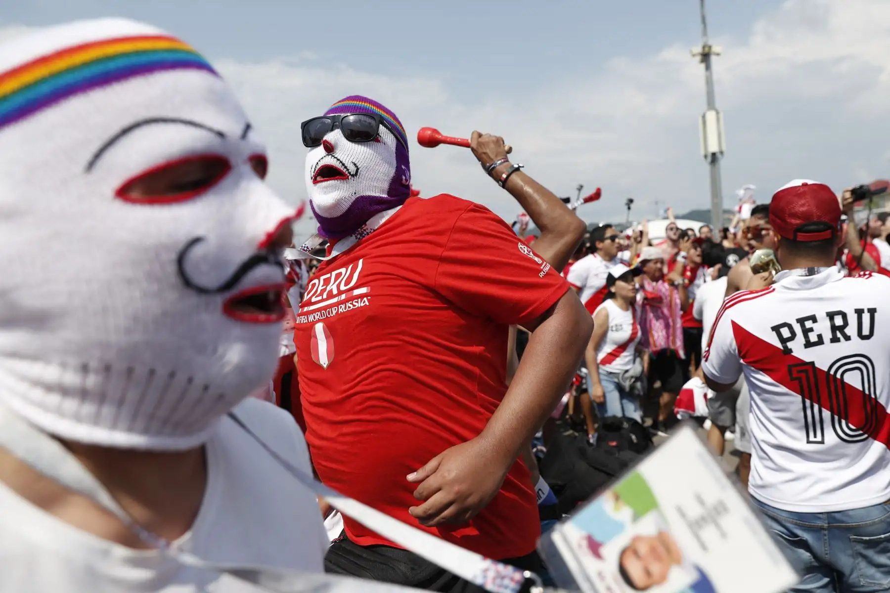 Los fanáticos de Perú aplauden fuera del estadio antes del partido de fútbol del Grupo C de la Copa Mundial Rusia 2018 entre Australia y Perú en el Estadio Fisht de Sochi el 26 de junio de 2018. / AFP