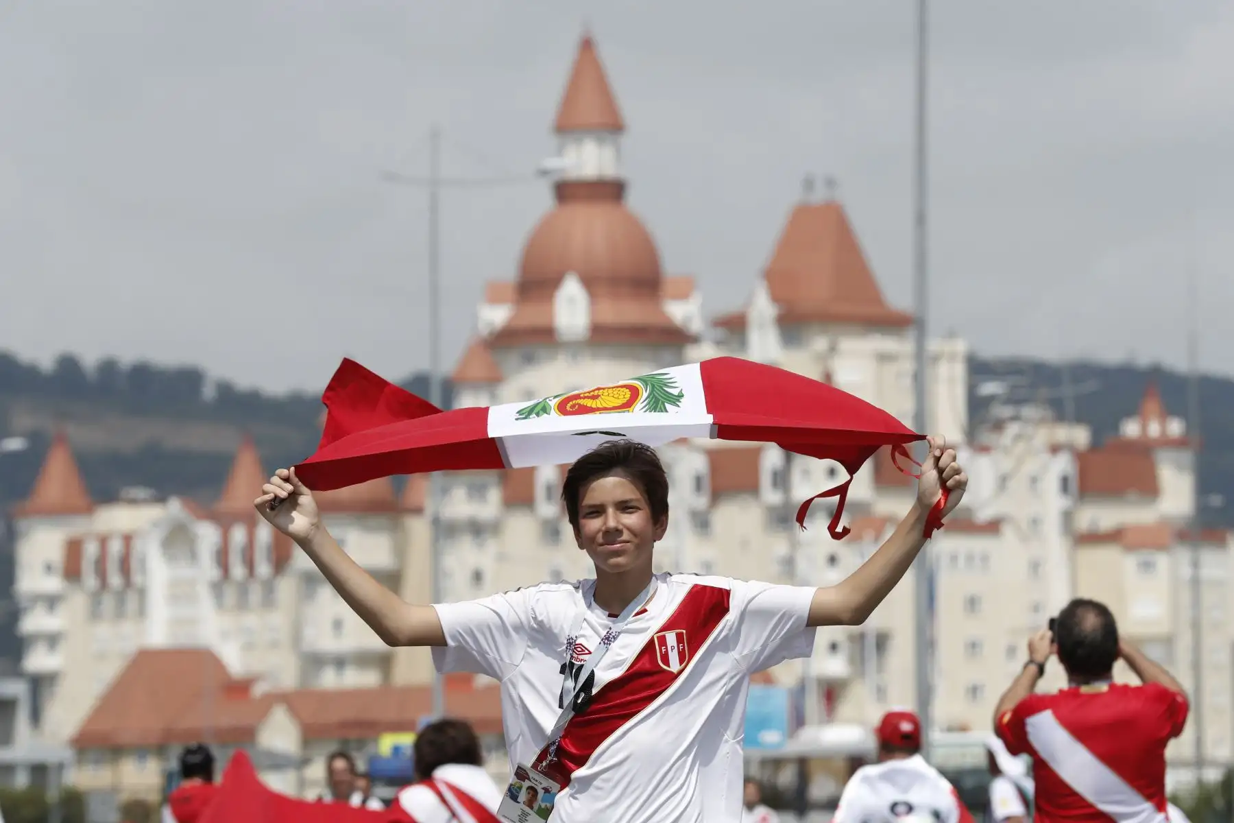 Un aficionado de Perú posa fuera del estadio antes del partido de fútbol del Grupo C de la Copa Mundial Rusia 2018 entre Australia y Perú en el Estadio Fisht de Sochi el 26 de junio de 2018. / AFP
