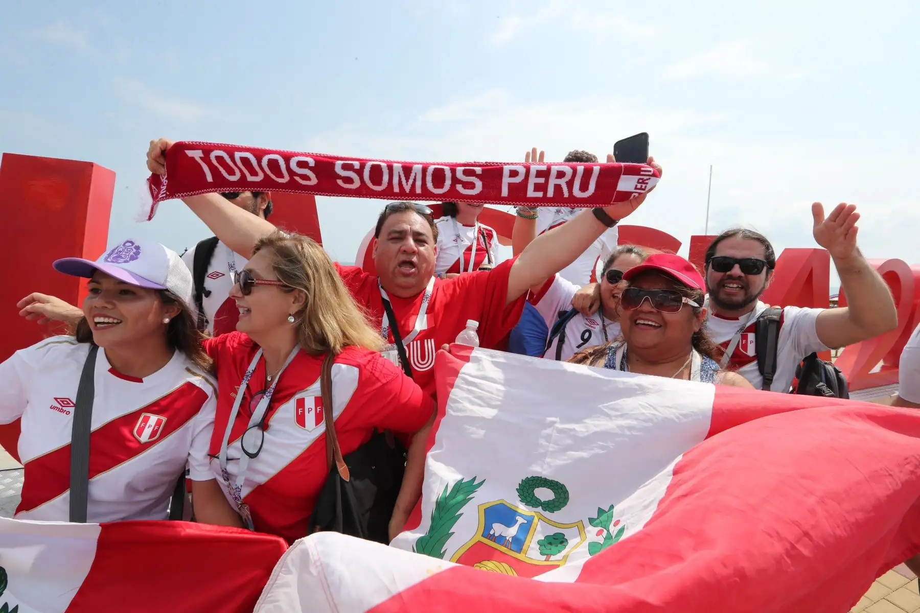 Los hinchas del Perú aplauden a su equipo antes del partido de fútbol preliminar del grupo C de la Copa Mundial de la FIFA 2018 entre Australia y Perú en Sochi. Foto: EFE