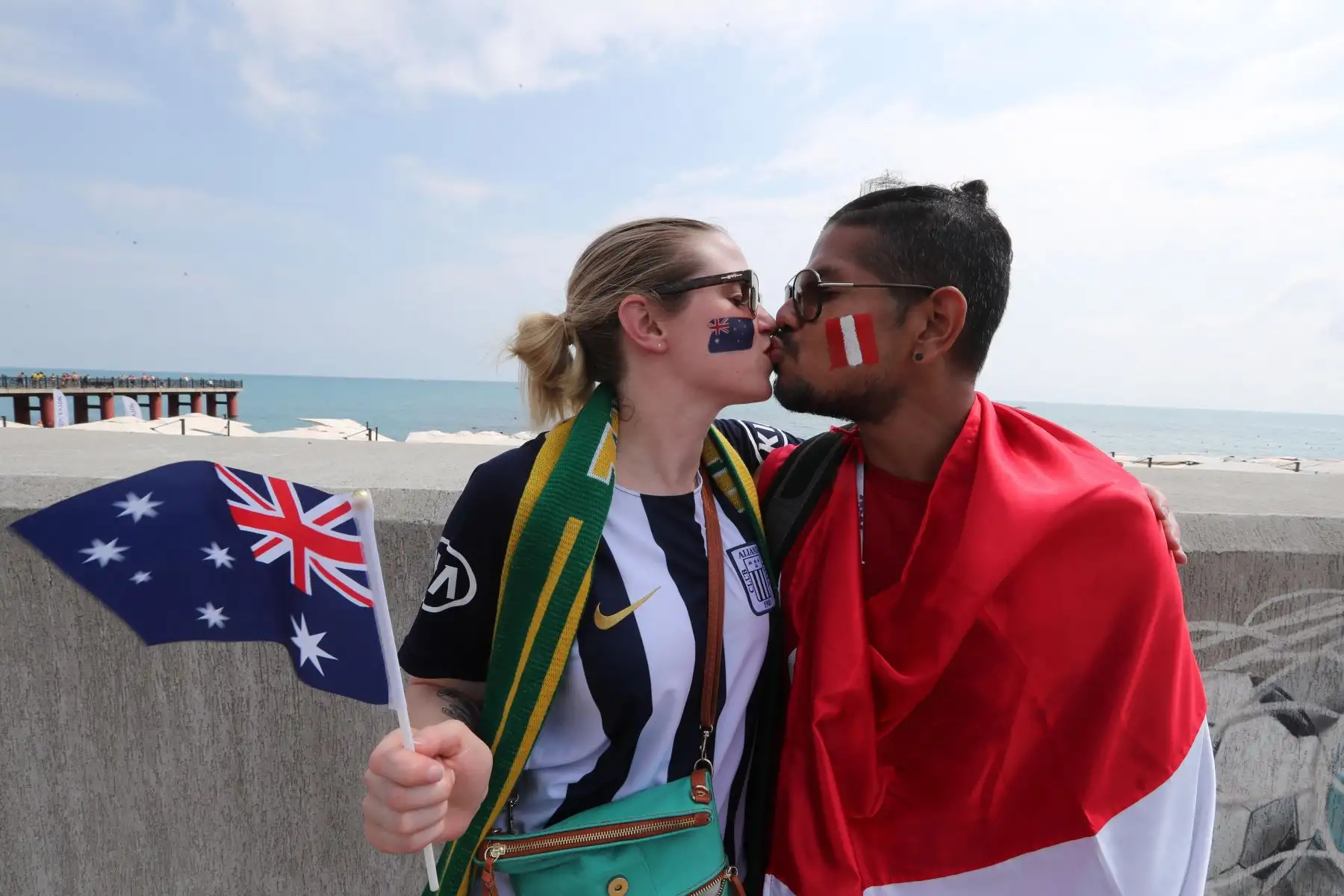 Una pareja  peruano y Australiana se besan  antes del partido de fútbol preliminar del Grupo C de la Copa Mundial de Fútbol 2018 entre Australia y Perú en Sochi, Rusia, 26 de junio de 2018.