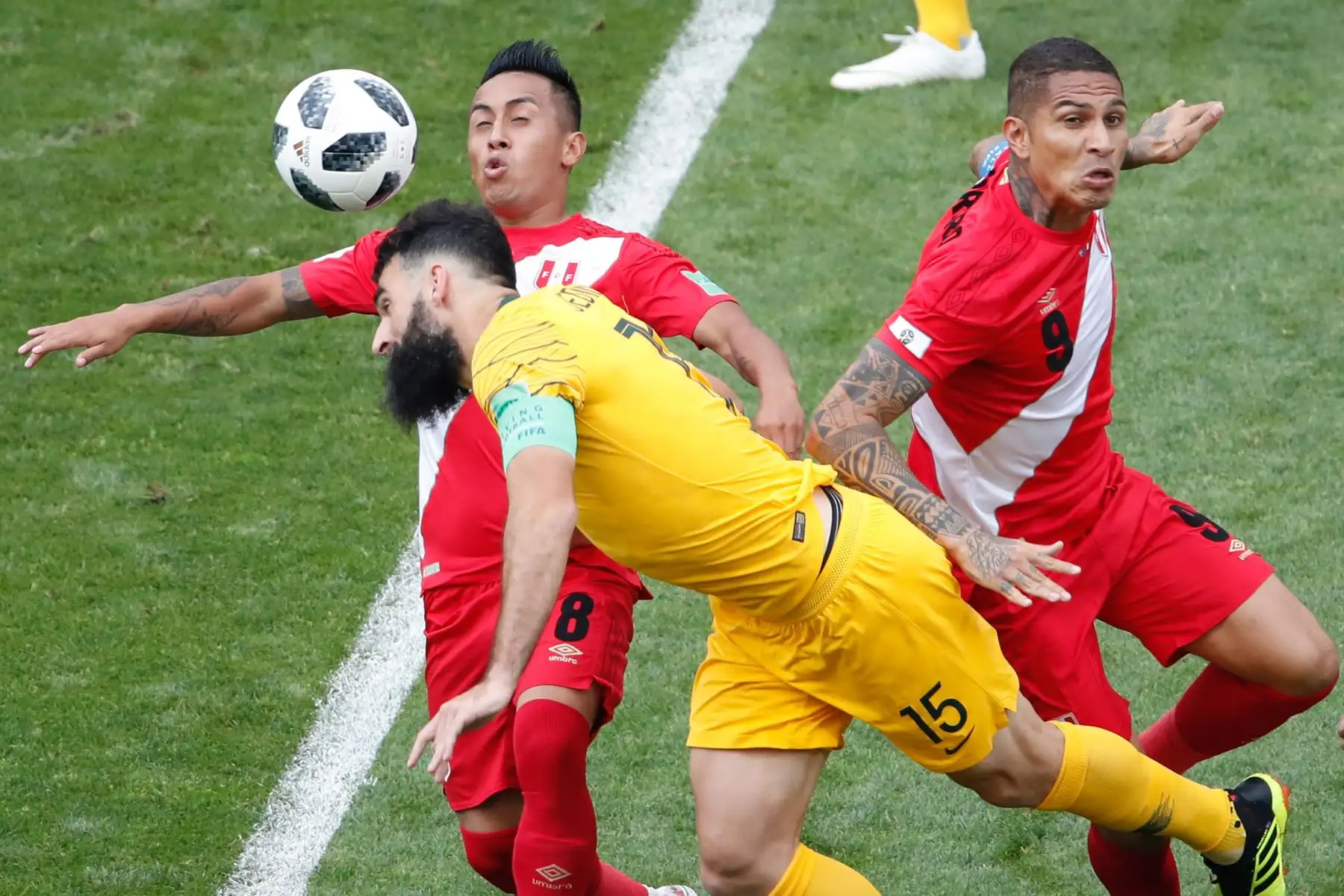 La mediocampista australiana Mile Jedinak (C) compite por el balón con el centrocampista peruano Christian Cueva (L) y el delantero peruano Paolo Guerrero (R) durante el partido de fútbol del Grupo C de la Copa Rusia 2018 entre Australia y Perú en el estadio Fisht de Sochi el 26 de junio , 2018. / AFP