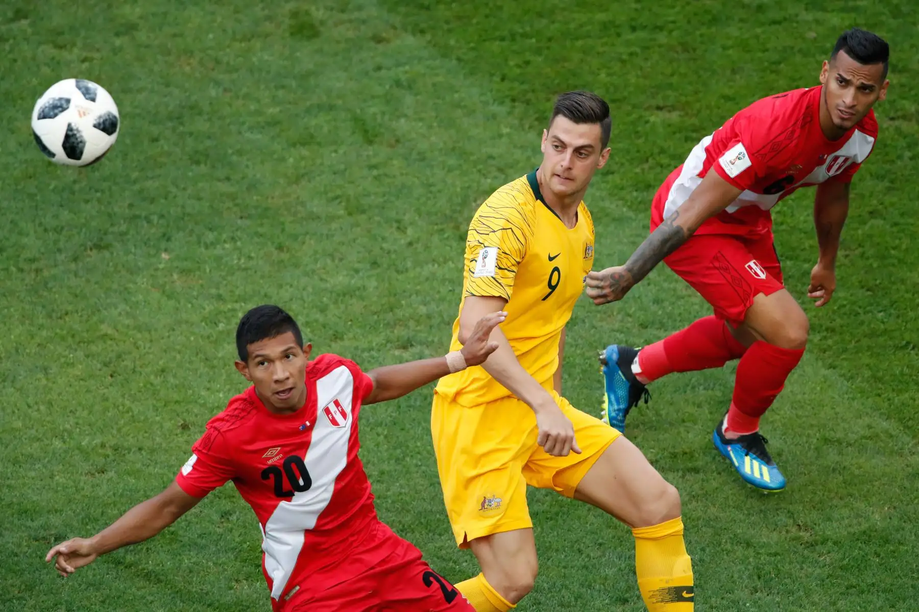 El centrocampista peruano Edison Flores (L) compite por el balón con el delantero australiano Tomi Juric (C) durante el partido de fútbol del Grupo C de la Copa Mundial Rusia 2018 entre Australia y Perú en el Estadio Fisht en Sochi el 26 de junio de 2018. / AFP