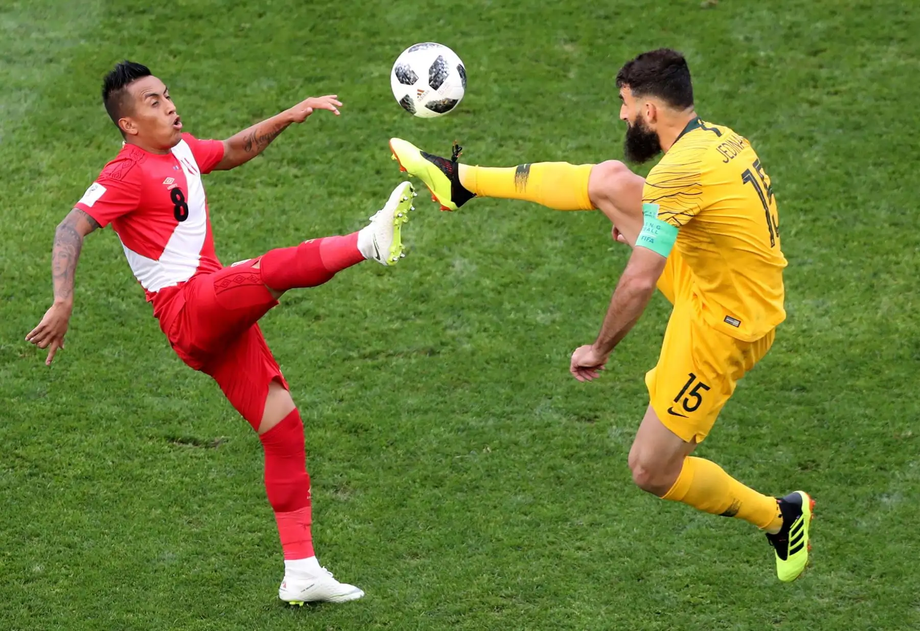Christian Cueva (L) de Perú y Mile Jedinak de Australia en acción durante la Copa Mundial de la FIFA 2018 del partido de fútbol preliminar del grupo C entre Australia y Perú en Sochi, Rusia, el 26 de junio de 2018. EFE