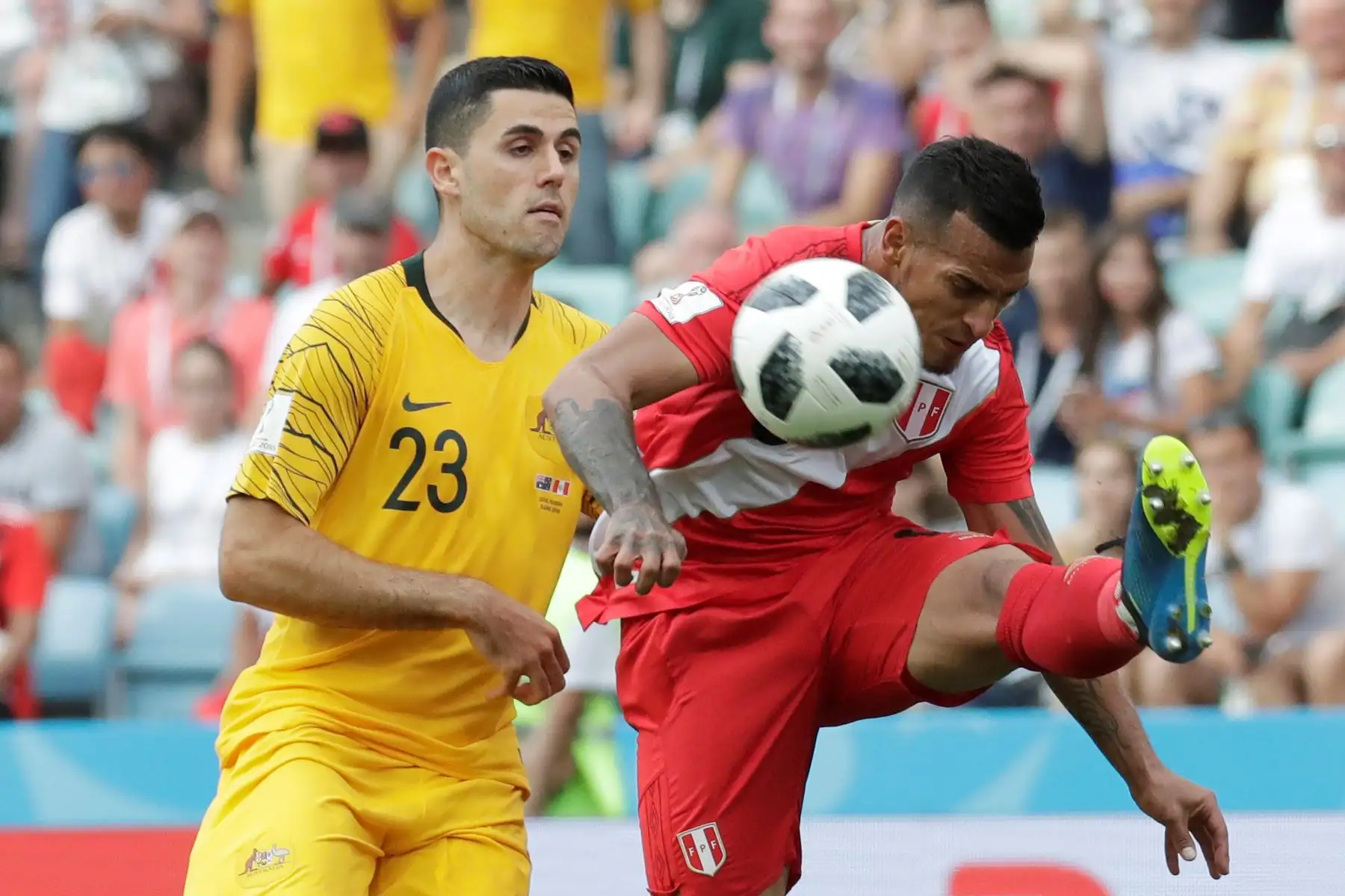 El centrocampista australiano Tommy Rogic (i) y el defensa peruano Miguel Trauco durante el partido Australia-Perú, del Grupo C del Mundial de Fútbol de Rusia 2018, en el Fisht de Sochi, Rusia, hoy 26 de junio de 2018 . EFE