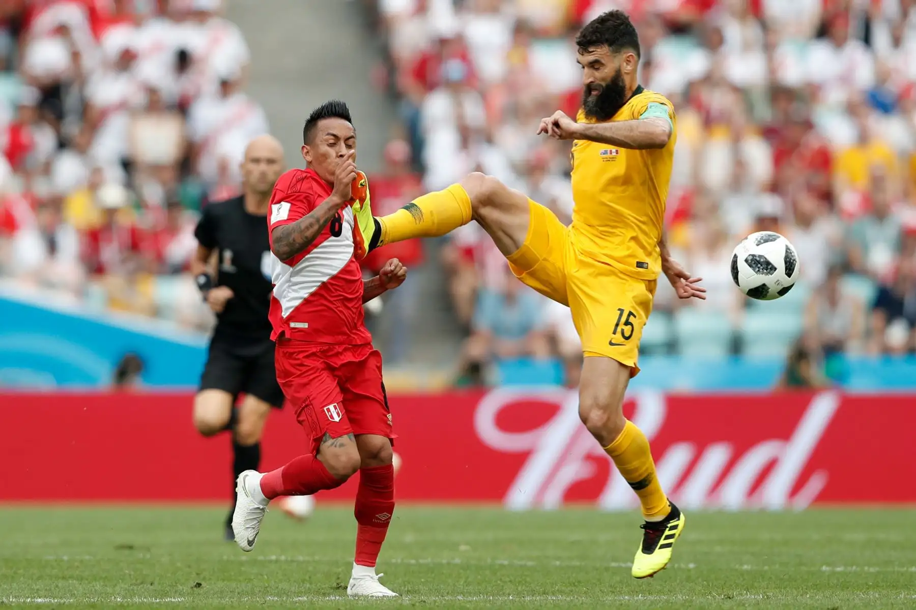 La mediocampista australiana Mile Jedinak (R) le comete una falta al centrocampista peruano Christian Cueva durante el partido de fútbol del Grupo C de la Copa Mundial Rusia 2018 entre Australia y Perú en el Estadio Fisht de Sochi el 26 de junio de 2018. / AFP