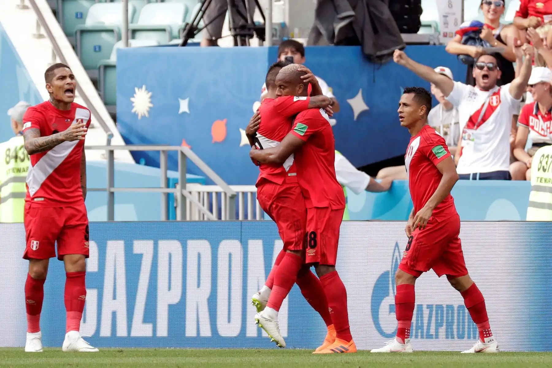 El delantero peruano André Carrillo (c) celebra con sus compañeros tras marcar el 0-1 durante el partido Australia-Perú, del Grupo C del Mundial de Fútbol de Rusia 2018, en el Fisht de Sochi, Rusia, hoy 26 de junio de 2018. EFE