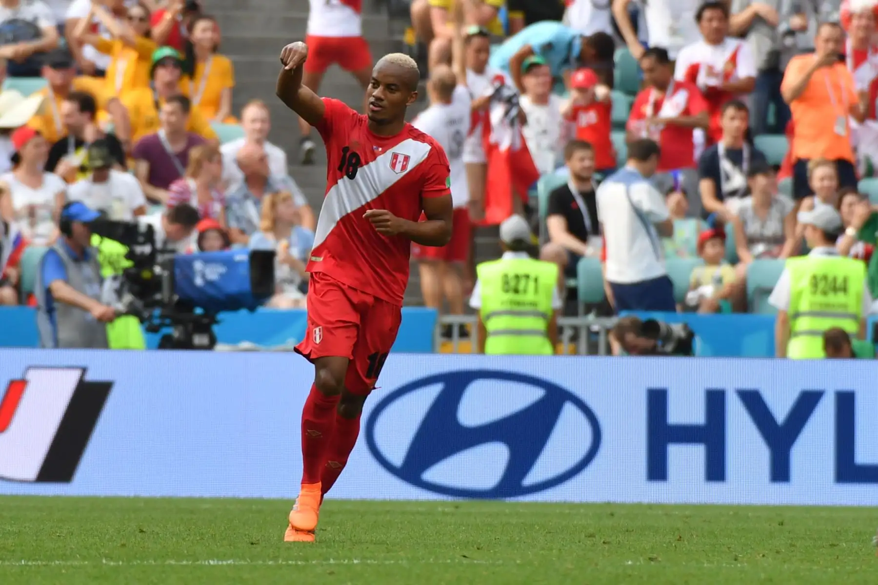 El delantero peruano Andre Carrillo celebra después de anotar el gol de apertura durante el partido de fútbol del Grupo C de la Copa Mundial Rusia 2018 entre Australia y Perú en el Estadio Fisht en Sochi el 26 de junio de 2018.
Nelson Almeida / AFP