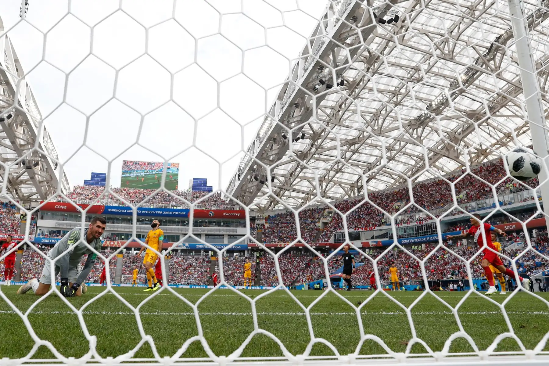 El portero de Australia Mathew Ryan (L) reacciona después de que Perú anotó el gol de apertura durante el partido de fútbol del Grupo C de la Copa Mundial Rusia 2018 entre Australia y Perú en el Estadio Fisht en Sochi el 26 de junio de 2018. / AFP
