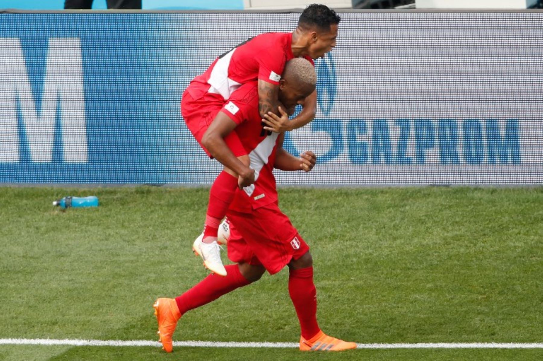 André carrillo celebra su gol que le permite a Perú celebrar un gol luego de 36 años