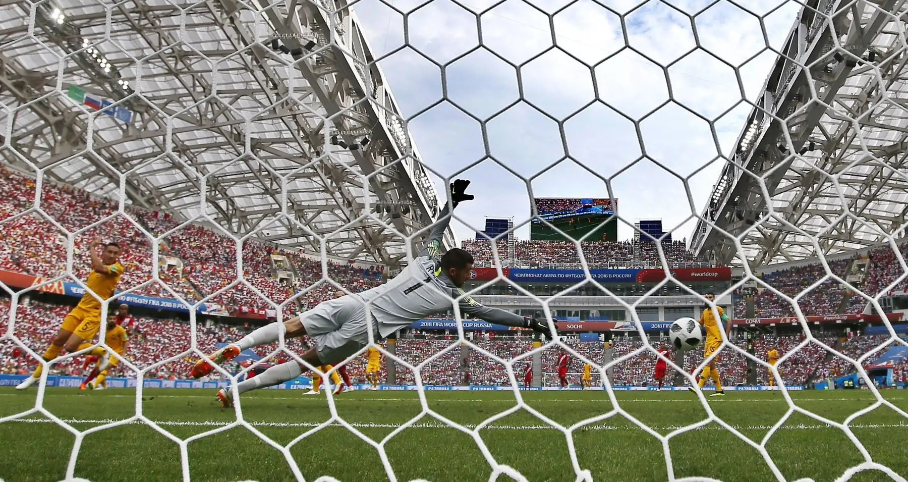 El portero Mathew Ryan de Australia es derrotado cuando Perú se pone 1-0 arriba durante el partido de fútbol preliminar del grupo C de la Copa Mundial de la FIFA 2018 entre Australia y Perú en Sochi, Rusia, el 26 de junio de 2018. Foto: EFE