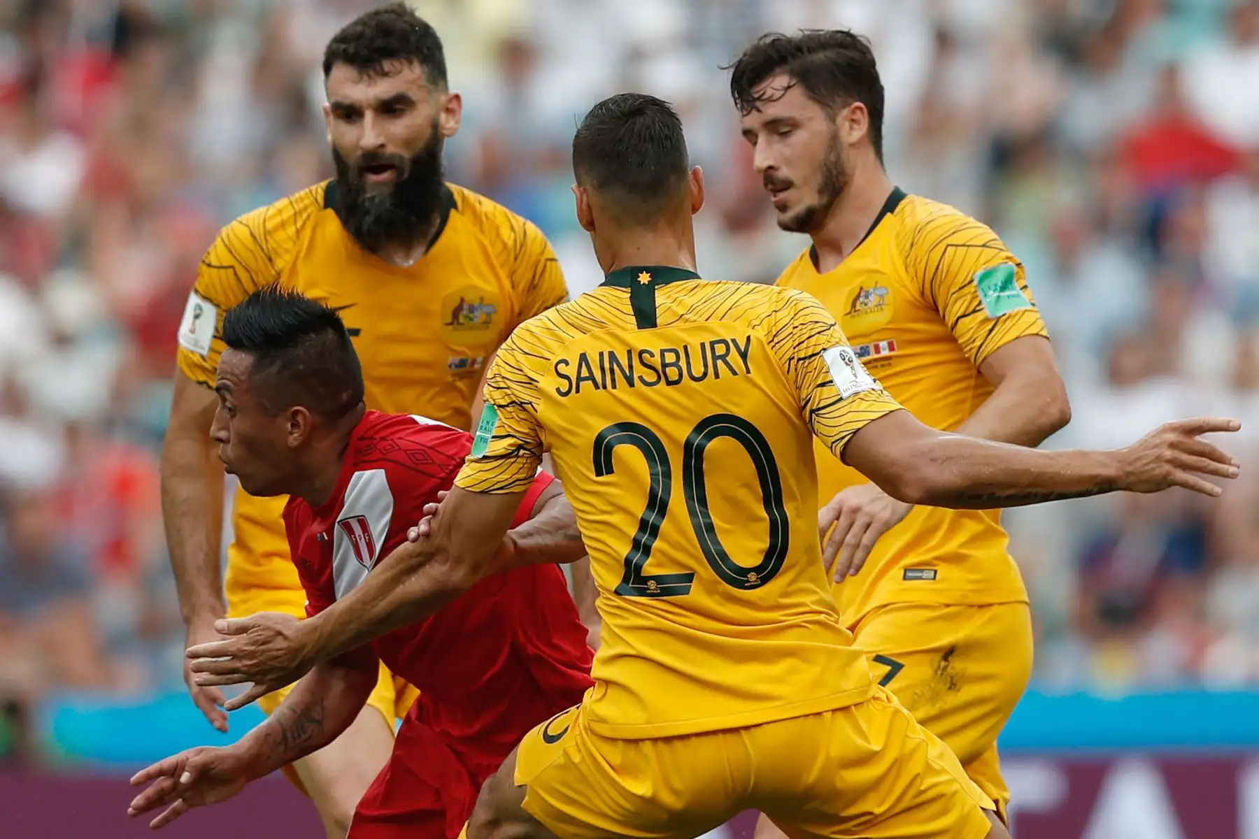 El centrocampista peruano Christian Cueva (L) compite por el balón con el centrocampista australiano Mile Jedinak (2L), el defensor australiano Trent Sainsbury (C) y el delantero australiano Mathew Leckie (R) durante el partido de fútbol del Grupo C de la Copa Mundial Rusia 2018 entre Australia y Perú en el estadio de Fisht en Sochi el 26 de junio de 2018. / AFP