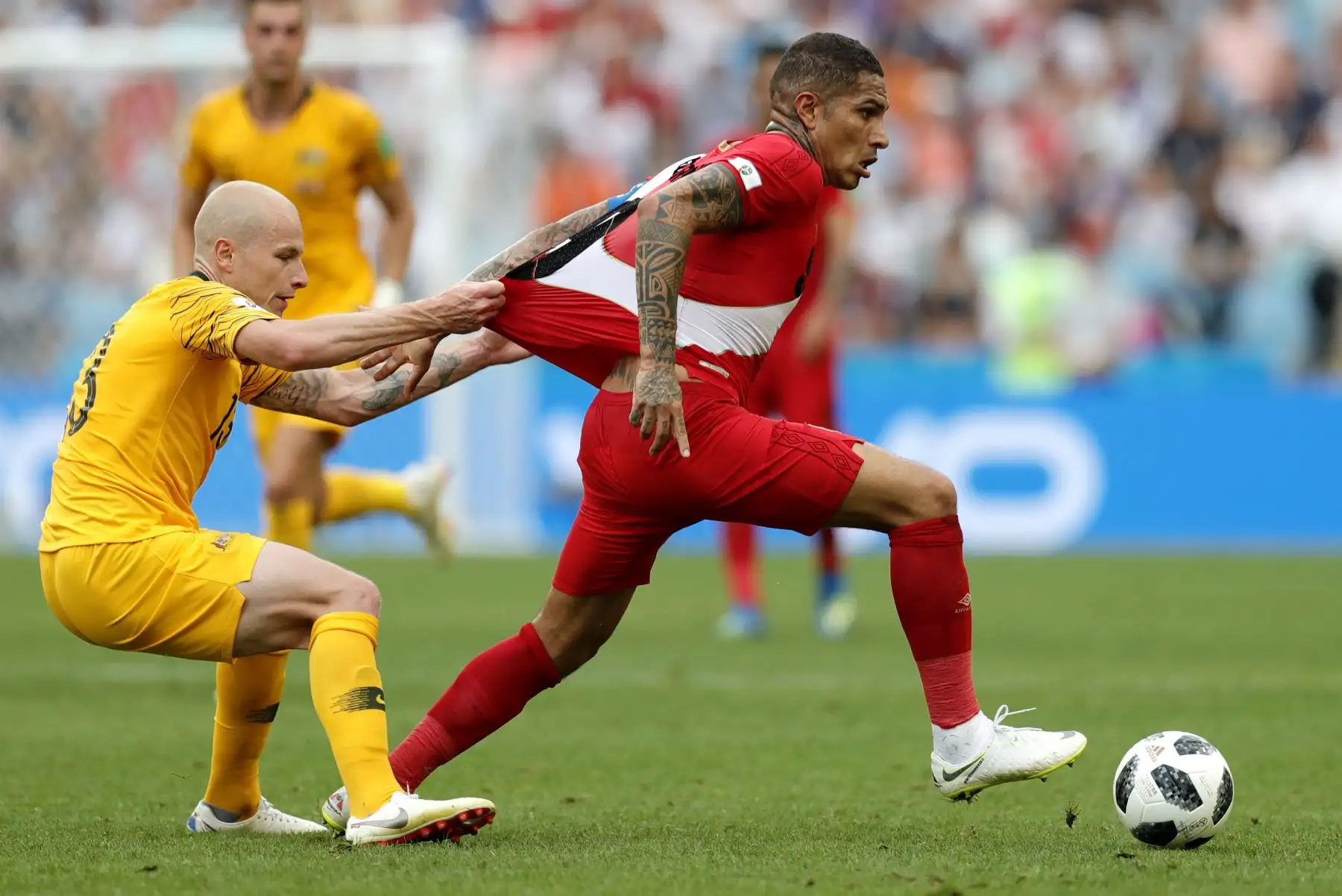 Aaron Mooy de Australia (L) y Paolo Guerrero de Perú durante la Copa Mundial de la FIFA 2018 partido de fútbol preliminar del grupo C entre Australia y Perú en Sochi, Rusia, 26 de junio de 2018. Foto: EFE