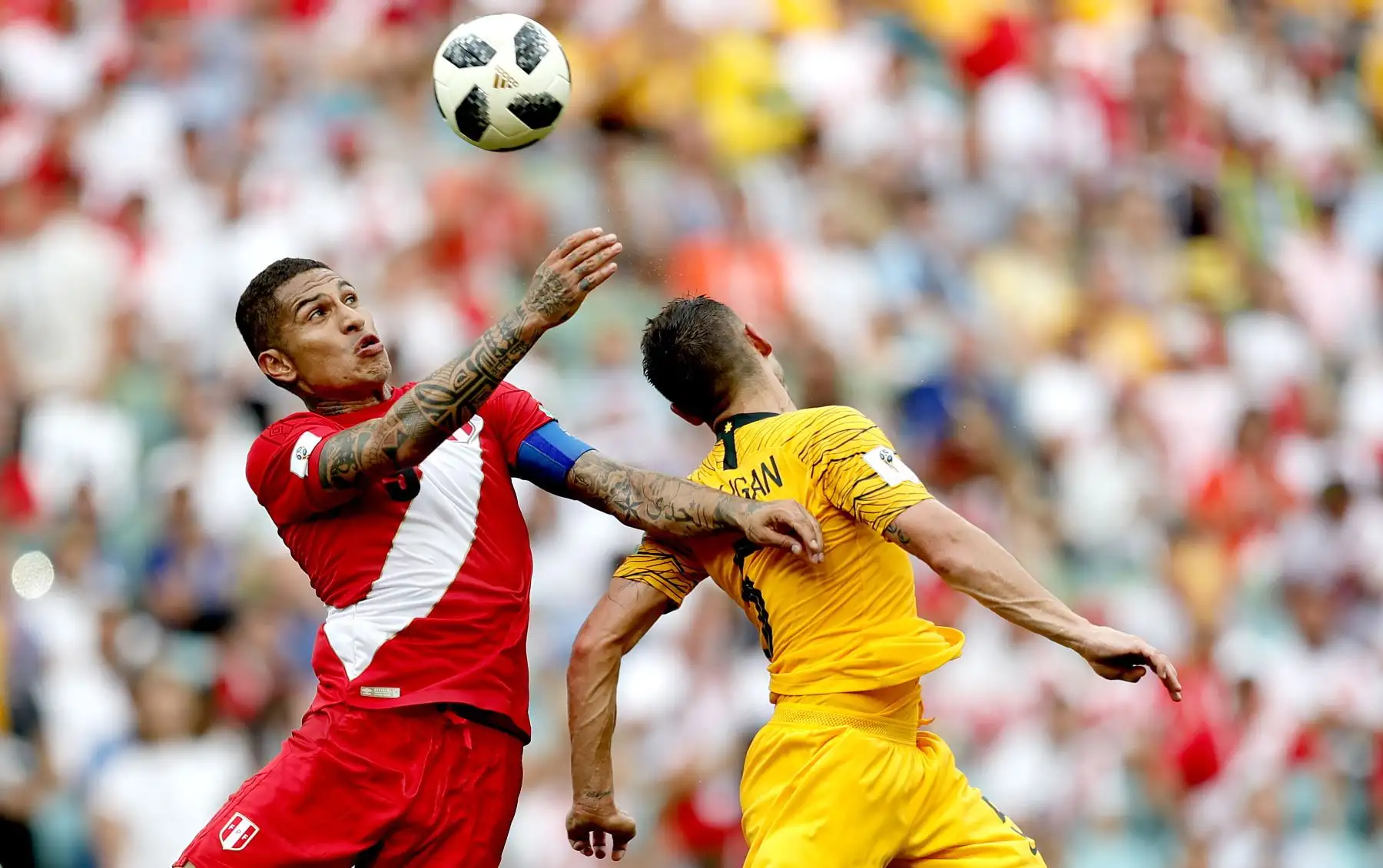 Paolo Guerrero de Perú (L) y Mark Milligan de Australia durante la Copa Mundial de la FIFA 2018 grupo C partido de fútbol preliminar preliminar entre Australia y Perú en Sochi, Rusia, 26 de junio de 2018.EFE