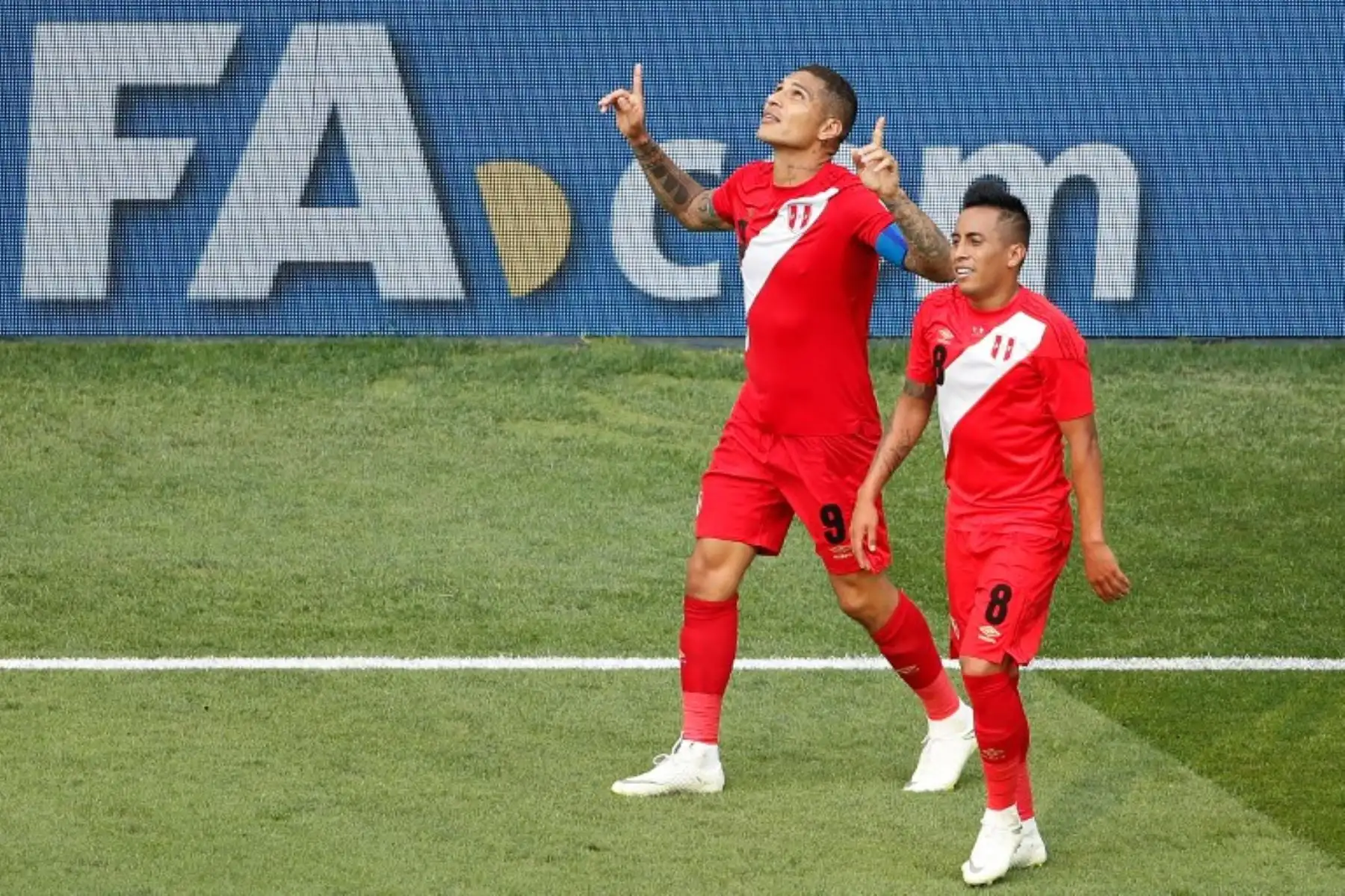 Paolo Guerrero anota el 2-0 para Perú ante Australia