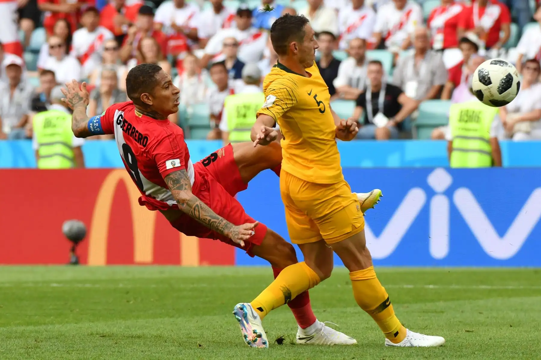 El delantero peruano Paolo Guerrero (L) dispara y anota el segundo gol de su equipo durante el partido de fútbol del Grupo C de la Copa Mundial Rusia 2018 entre Australia y Perú en el Estadio Fisht en Sochi el 26 de junio de 2018. / AFP