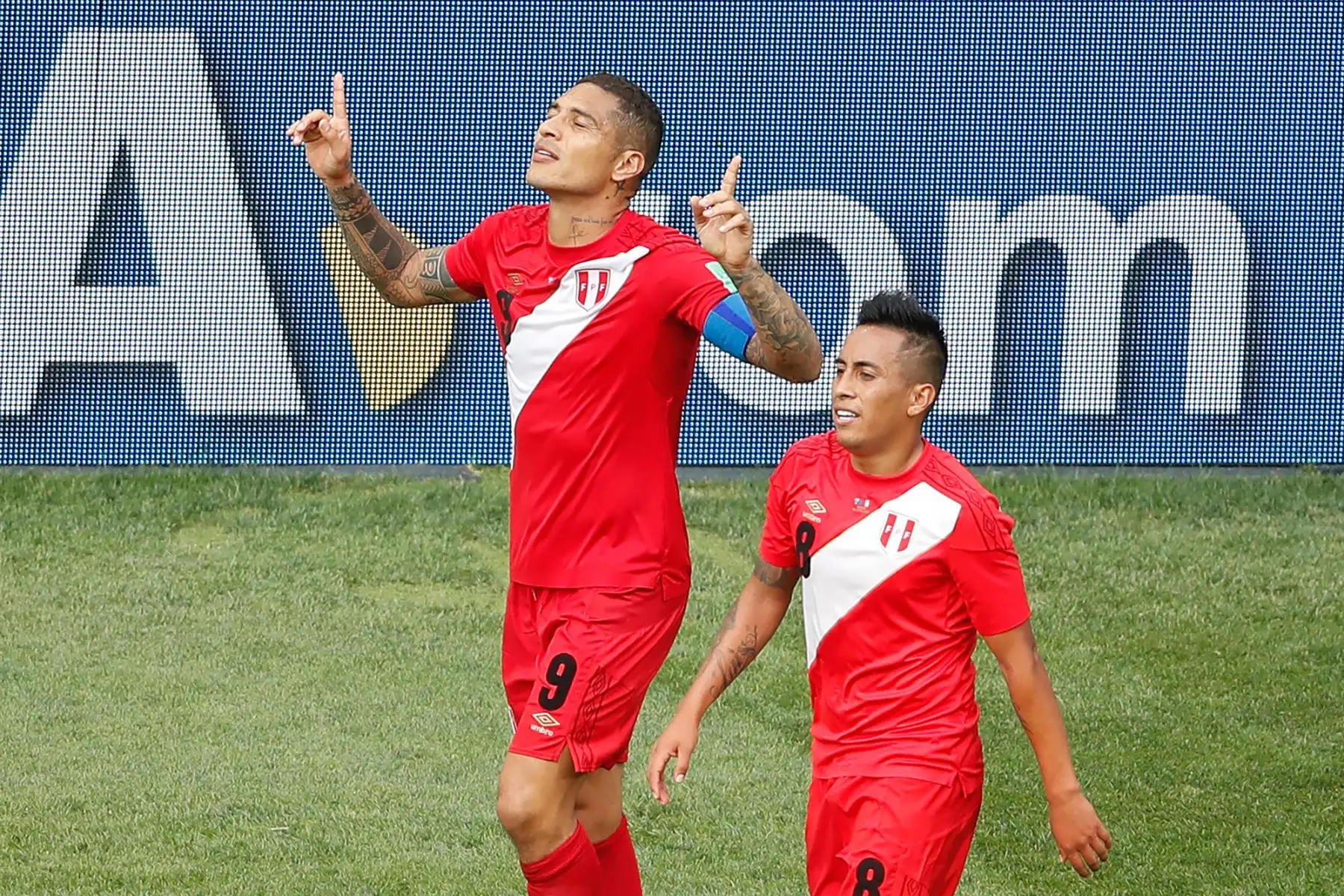 El delantero peruano Paolo Guerrero celebra después de anotar el segundo gol de su equipo durante el partido de fútbol del Grupo C de la Copa Mundial Rusia 2018 entre Australia y Perú en el estadio Fisht de Sochi el 26 de junio de 2018. / AFP