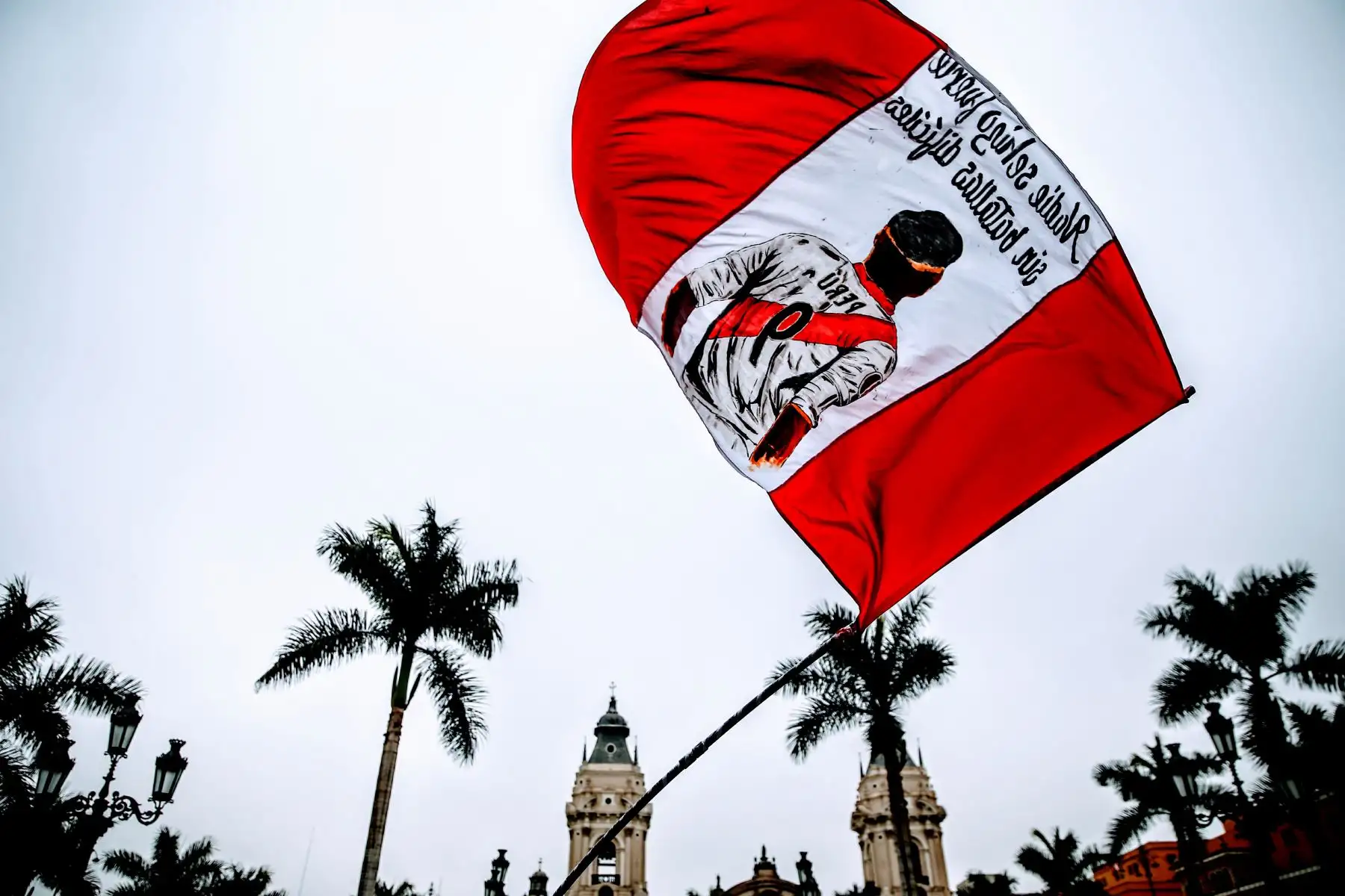 Hinchas nacionales festejan en La Plaza de Armas de Lima, la victoria de despedida de la selección peruana en el mundial de Rusia 2018. Foto: ANDINA/Luis Iparraguirre