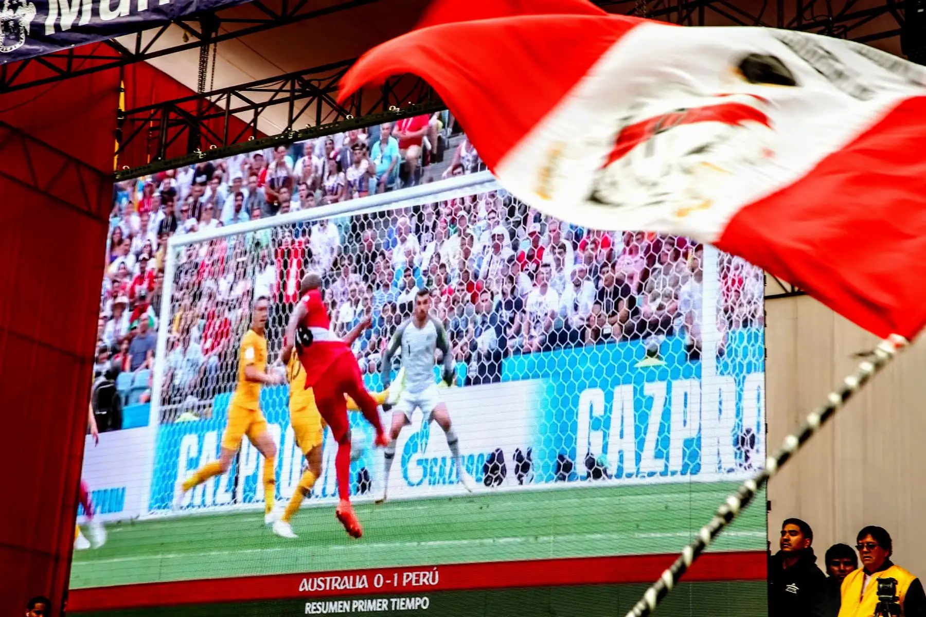 Hinchas nacionales festejan en La Plaza de Armas de Lima, la victoria de despedida de la selección peruana en el mundial de Rusia 2018. Foto: ANDINA/Luis Iparraguirre