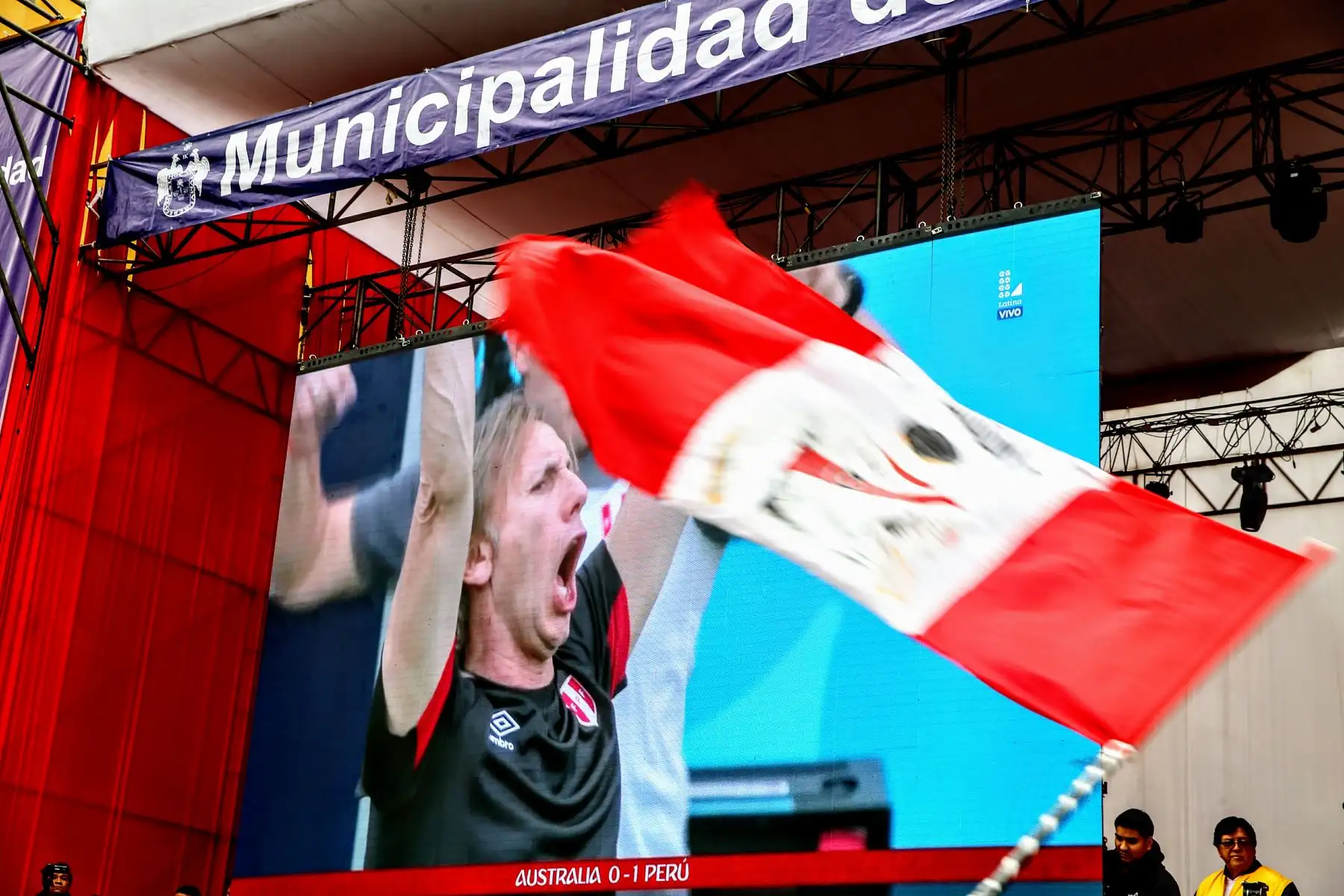 Hinchas nacionales festejan en La Plaza de Armas de Lima, la victoria de despedida de la selección peruana en el mundial de Rusia 2018. Foto: ANDINA/Luis Iparraguirre
