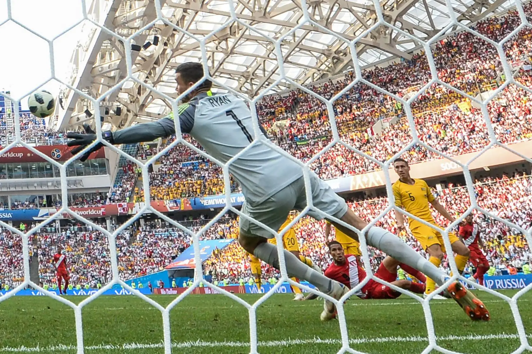 El delantero peruano Paolo Guerrero (abajo) anota el segundo gol de su equipo durante el partido de fútbol del Grupo C de la Copa Mundial Rusia 2018 entre Australia y Perú en el Estadio Fisht en Sochi el 26 de junio de 2018. / AFP