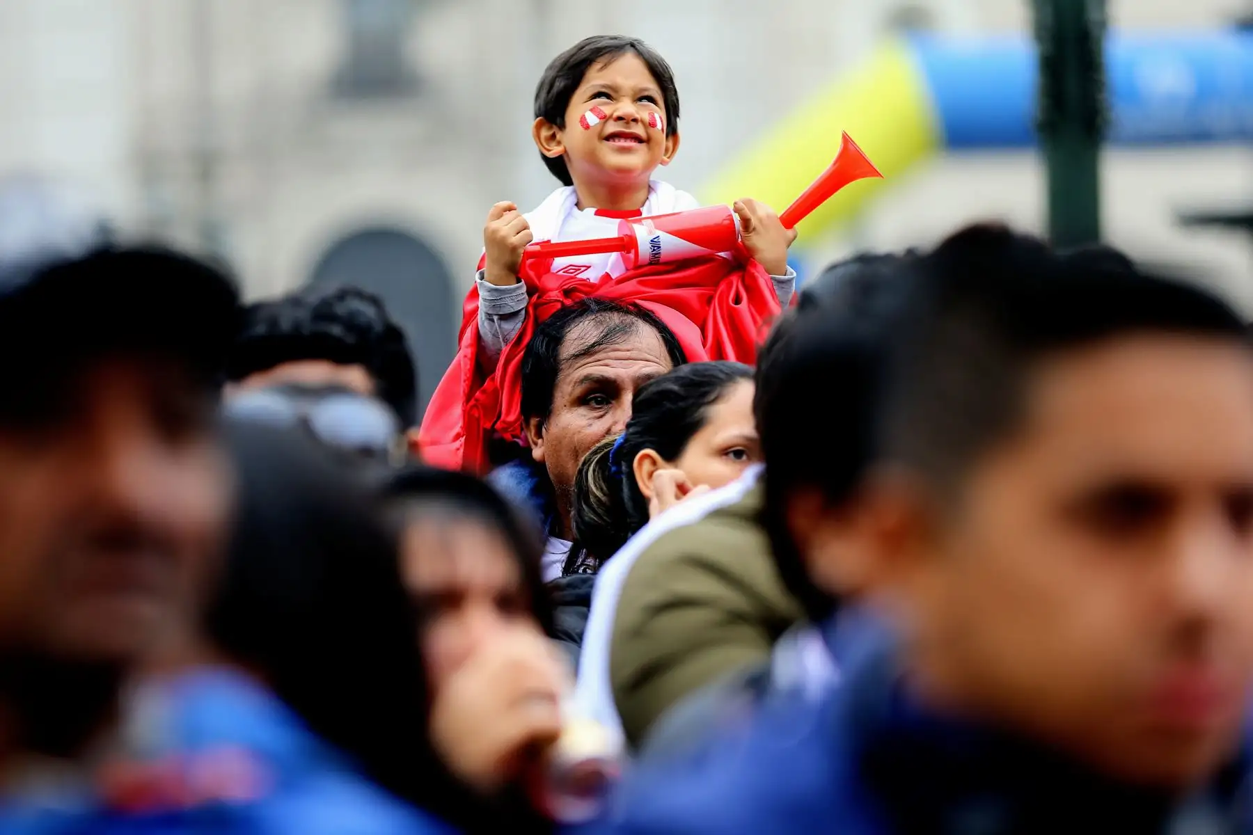 Hinchas nacionales festejan en La Plaza de Armas de Lima, la victoria de despedida de la selección peruana en el mundial de Rusia 2018. Foto: ANDINA/Luis Iparraguirre