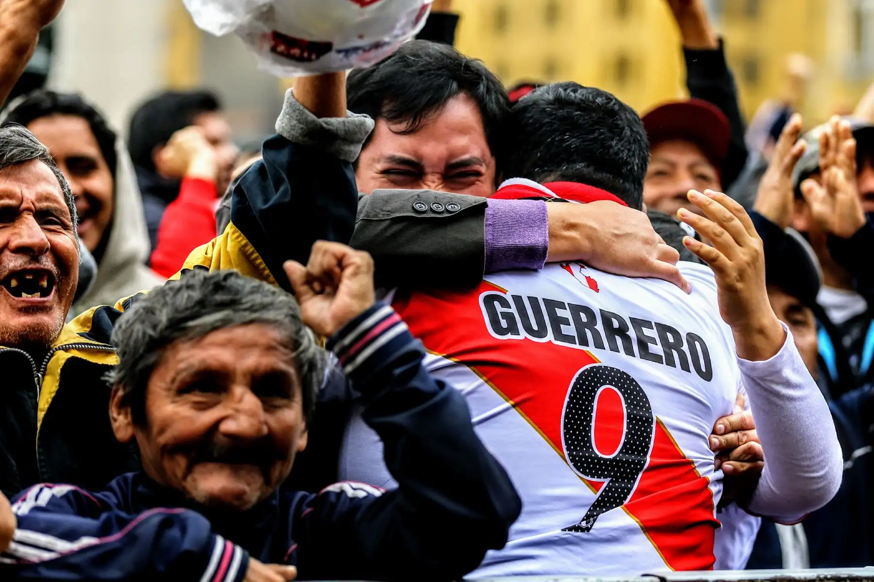 Hinchas nacionales festejan en La Plaza de Armas de Lima, la victoria de despedida de la selección peruana en el mundial de Rusia 2018. Foto: ANDINA/Luis Iparraguirre