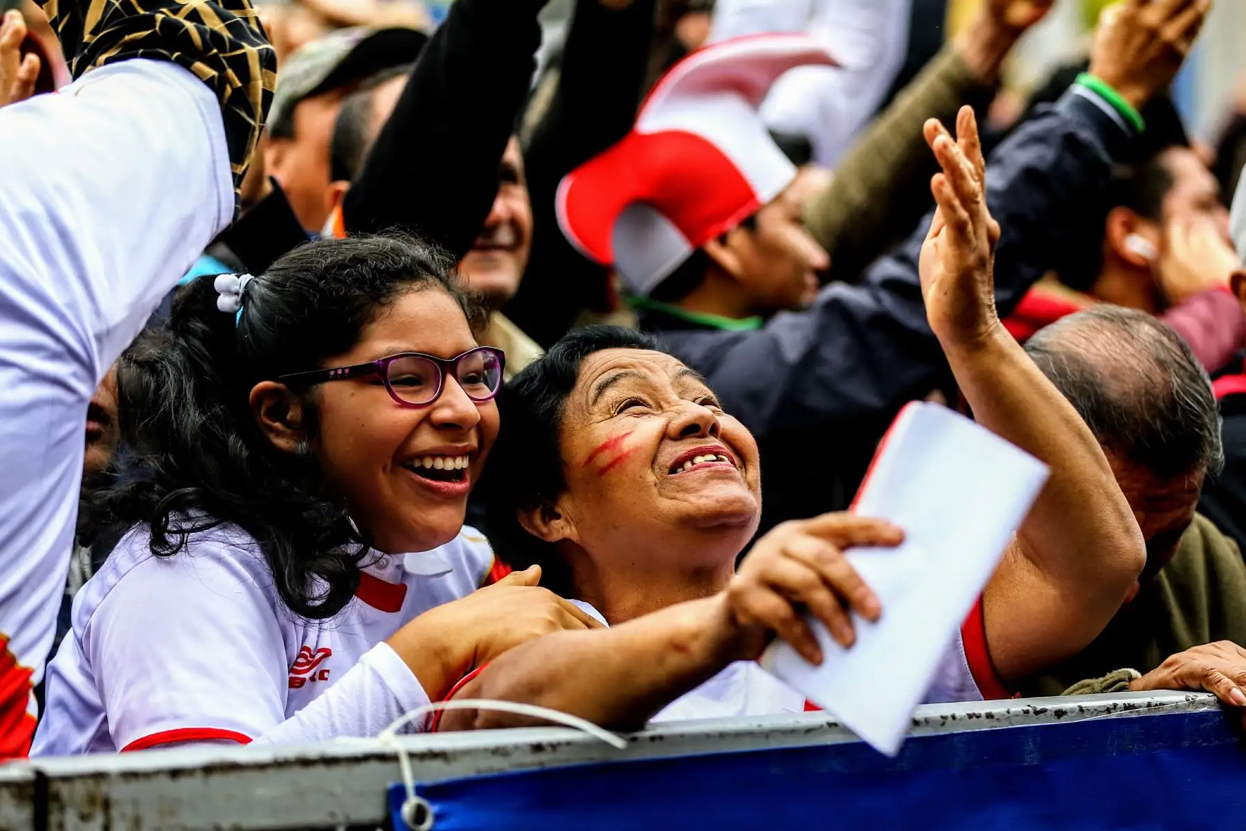 Hinchas nacionales festejan en La Plaza de Armas de Lima, la victoria de despedida de la selección peruana en el mundial de Rusia 2018. Foto: ANDINA/Luis Iparraguirre