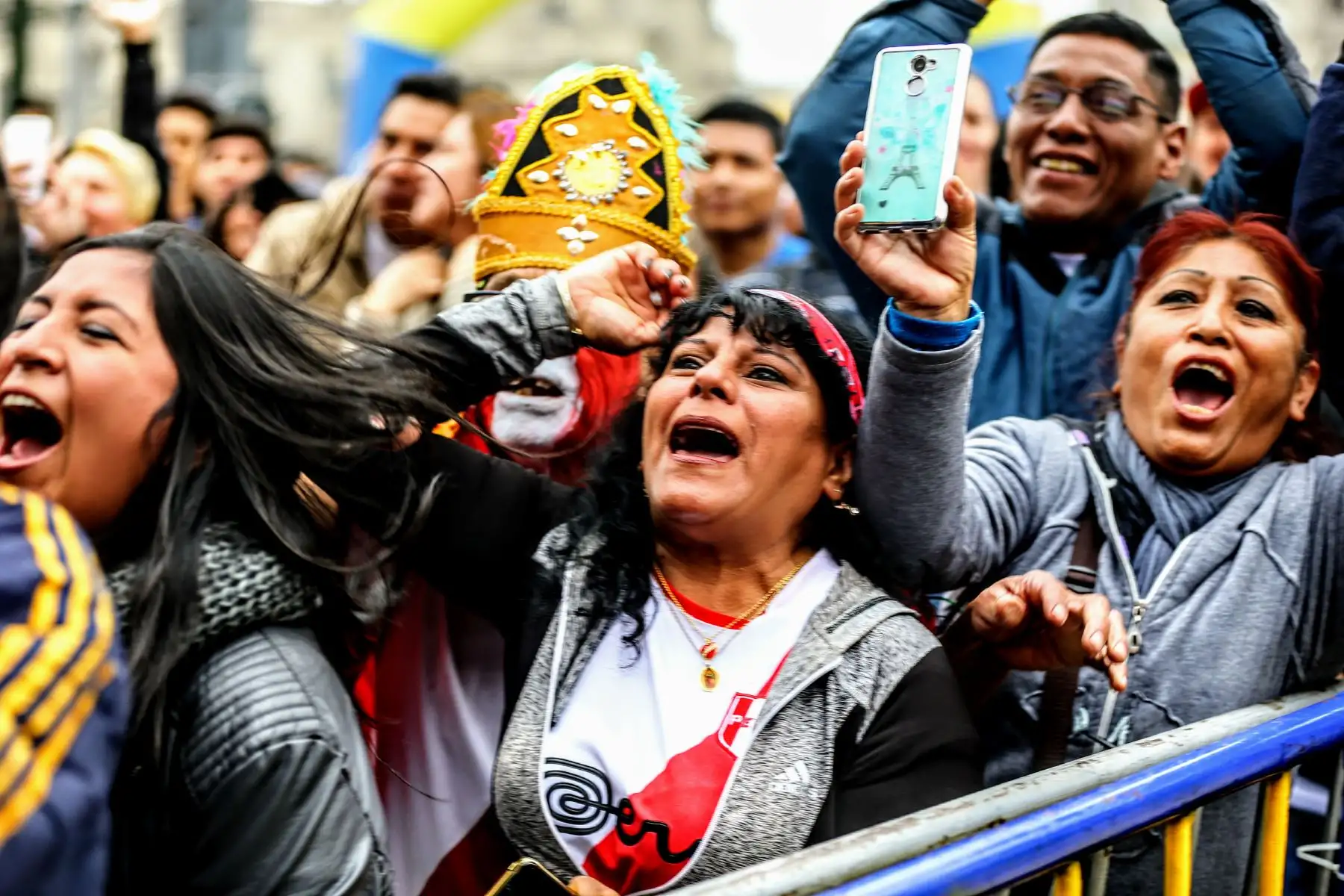 Hinchas nacionales festejan en La Plaza de Armas de Lima, la victoria de despedida de la selección peruana en el mundial de Rusia 2018. Foto: ANDINA/Luis Iparraguirre