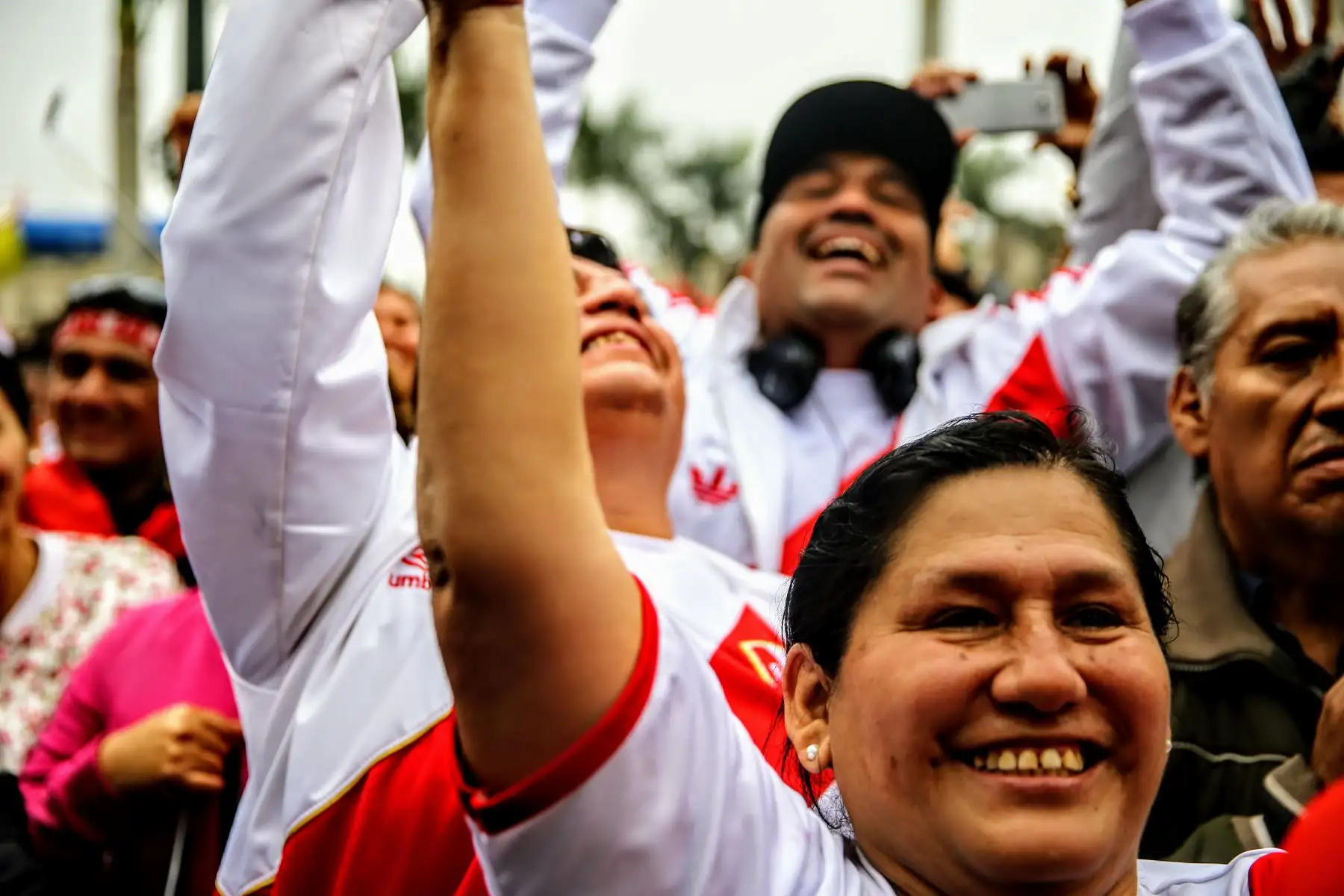 Hinchas nacionales festejan en La Plaza de Armas de Lima, la victoria de despedida de la selección peruana en el mundial de Rusia 2018. Foto: ANDINA/Luis Iparraguirre