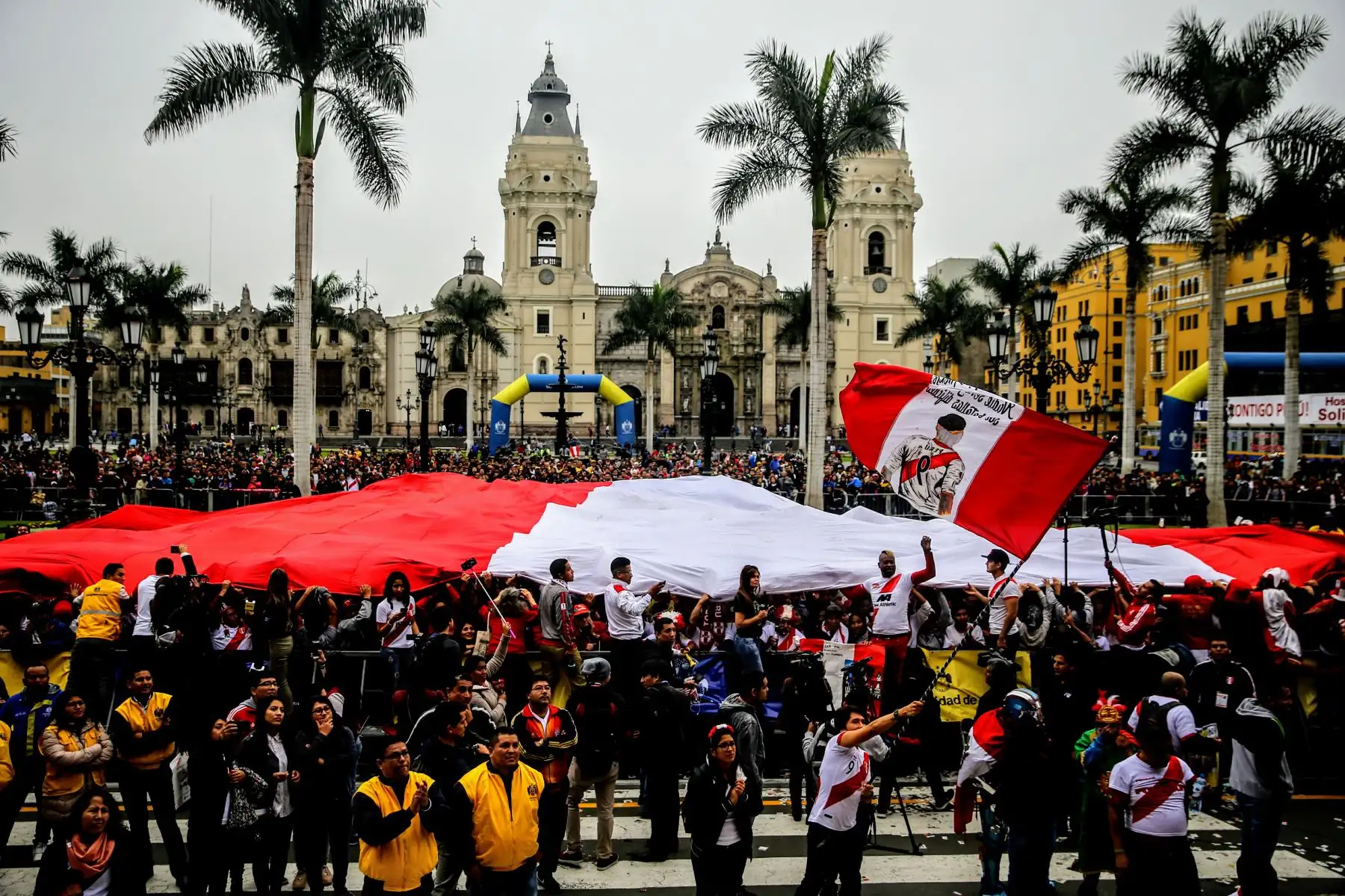 Hinchas nacionales festejan en La Plaza de Armas de Lima, la victoria de despedida de la selección peruana en el mundial de Rusia 2018. Foto: ANDINA/Luis Iparraguirre