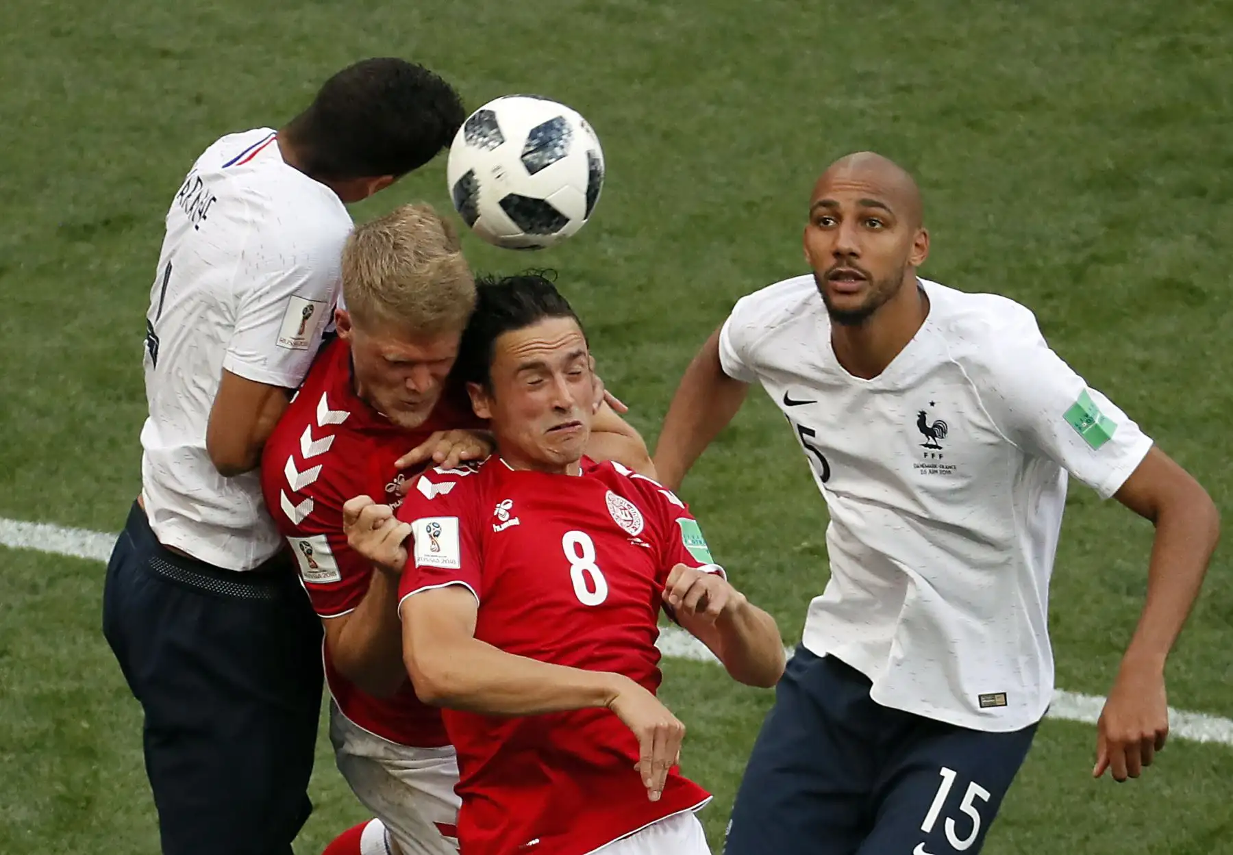 Andreas Cornelius de Dinamarca (2-L), Thomas Delaney de Dinamarca (2-R), Raphael Varane de Francia (L) y Steven Nzonzi de Francia en acción durante la Copa Mundial de la FIFA 2018 grupo C preliminar partido de fútbol entre Dinamarca y Francia en Moscú. Foto: EFE