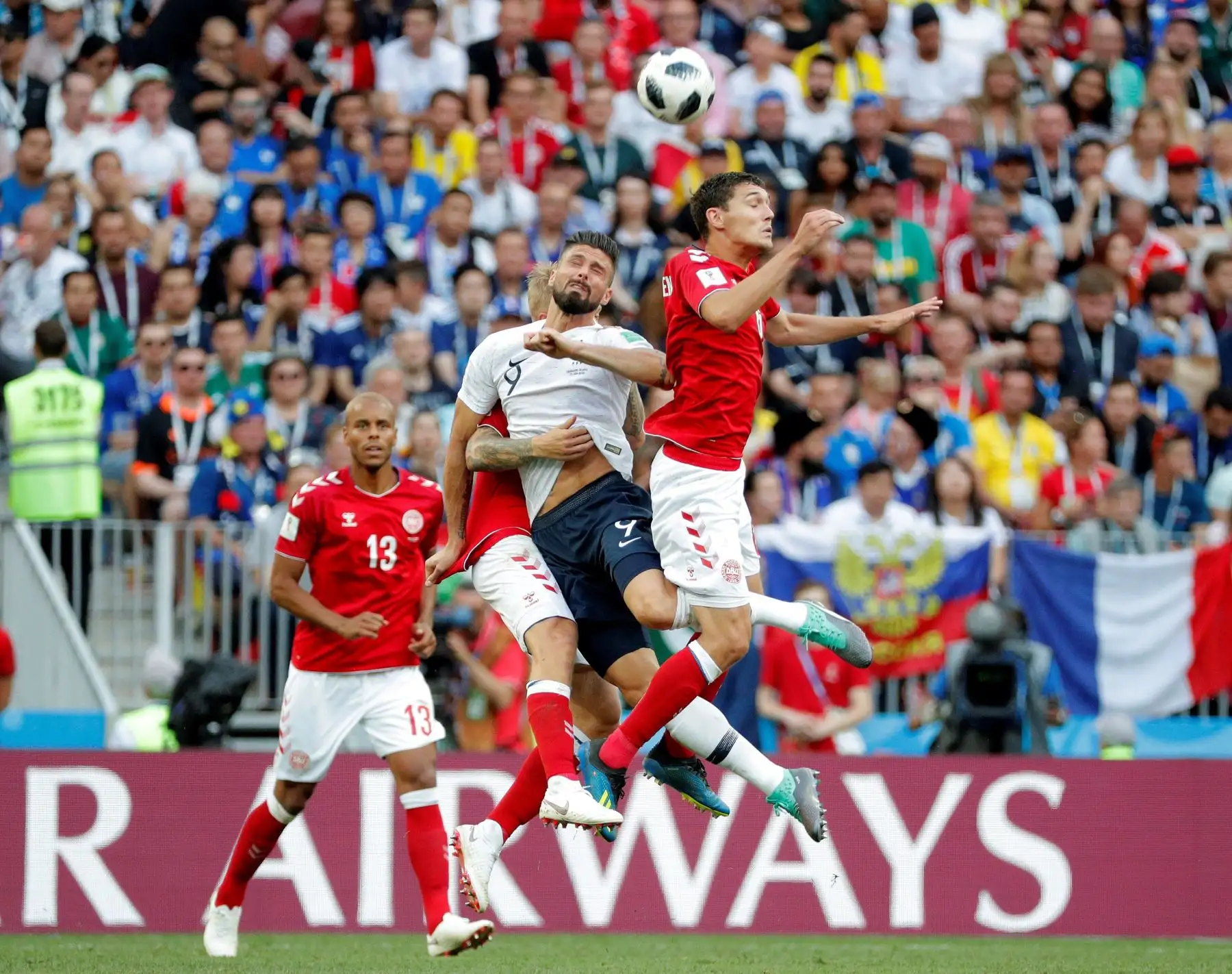 El delantero francés Olivier Giroud (c) lucha por el balón con el defensa danés Andreas Christensen (d), durante el partido Dinamarca-Francia, del Grupo C del Mundial de Fútbol de Rusia 2018. EFE