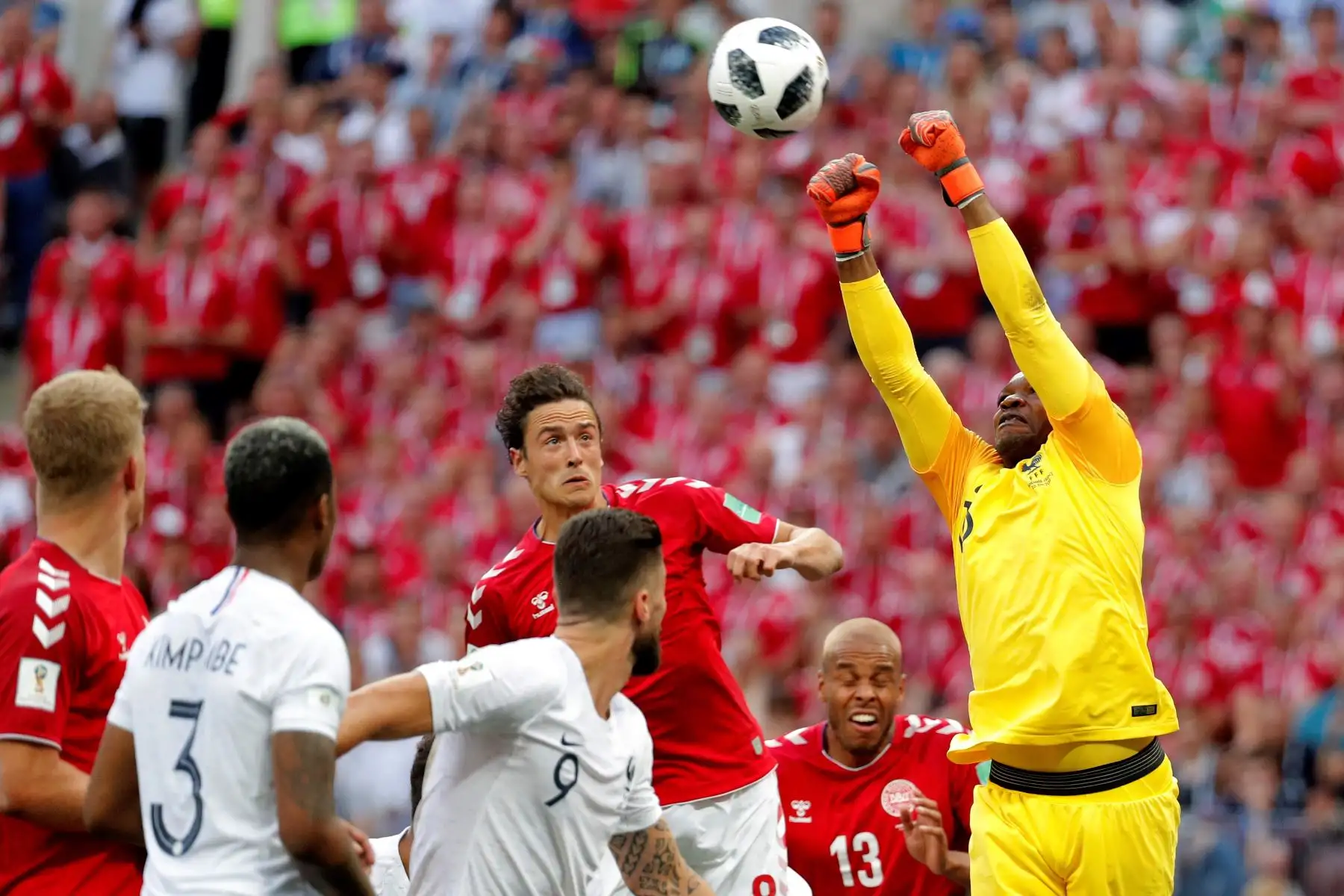 El portero francés Steve Mandanda (d) despeja el balón con los puños durante el partido Dinamarca-Francia, del Grupo C del Mundial de Fútbol de Rusia 2018, en el Estadio Luzhniki, Rusia, hoy 26 de junio de 2018. EFE