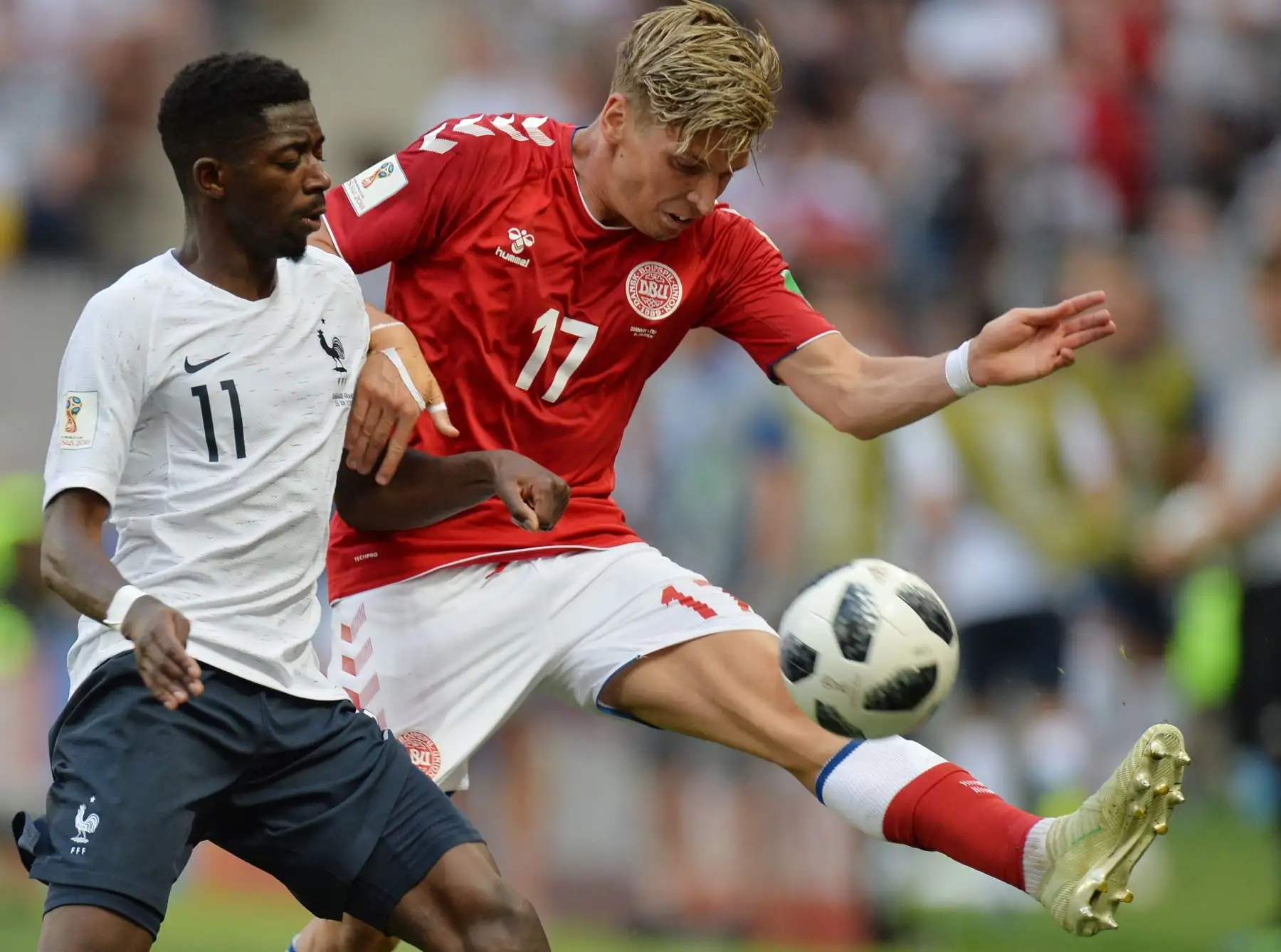 Ousmane Dembele (L) de Francia y Jens Stryger Larsen de Dinamarca en acción durante el partido de fútbol preliminar del grupo C de la Copa Mundial de la FIFA 2018 entre Dinamarca y Francia en Moscú, Rusia, el 26 de junio de 2018. EFE