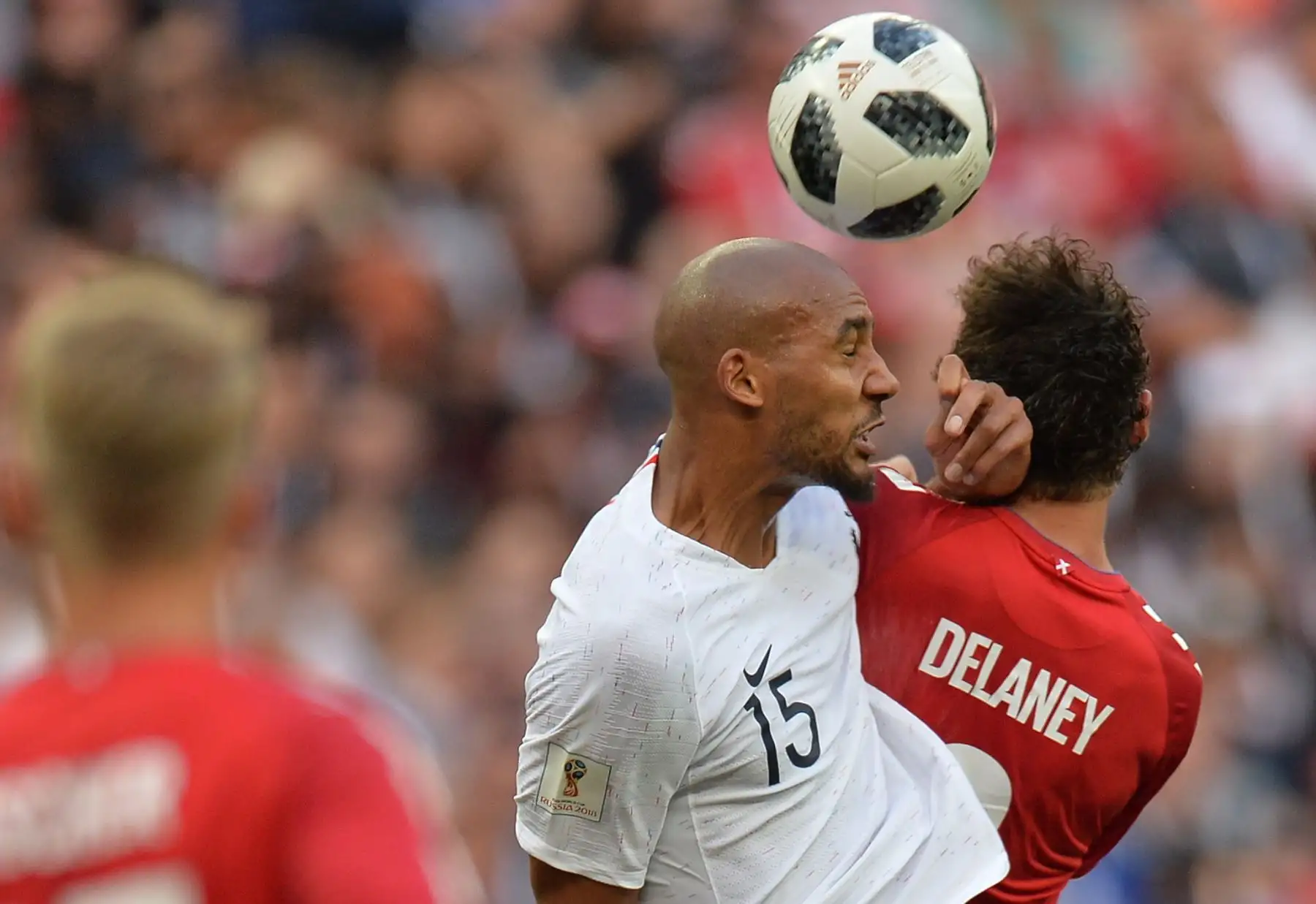 Steven Nzonzi (L) de Francia y Thomas Delaney (R) de Dinamarca en acción durante el partido de fútbol preliminar del grupo C de la Copa Mundial de la FIFA 2018 entre Dinamarca y Francia en Moscú, Rusia, el 26 de junio de 2018. EFE