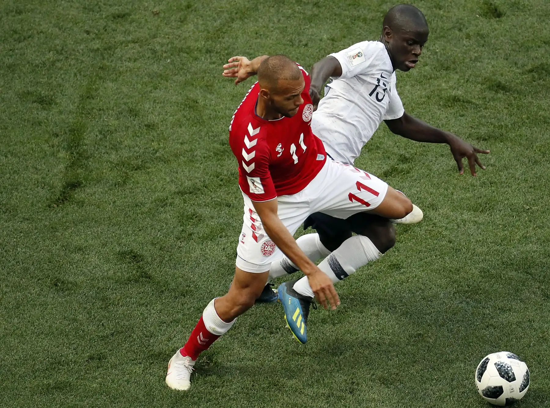 Martin Braithwaite de Dinamarca (L) y Ngolo Kante de Francia en acción durante el partido de fútbol preliminar del grupo C de la Copa Mundial de la FIFA 2018 entre Dinamarca y Francia en Moscú, Rusia, el 26 de junio de 2018. EFE