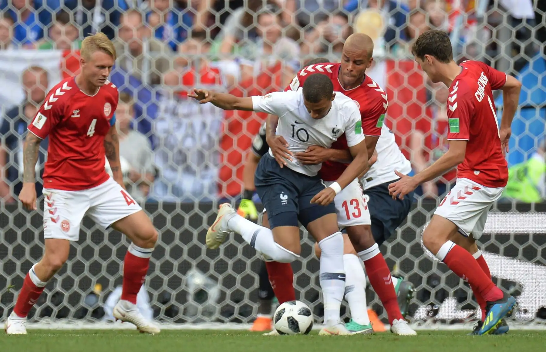 Mathias Jorgensen (C-R) de Dinamarca y Kylian Mbappe (C-L) de Francia en acción durante el partido de fútbol preliminar del grupo C de la Copa Mundial de la FIFA 2018 entre Dinamarca y Francia en Moscú, Rusia, el 26 de junio de 2018. EFE