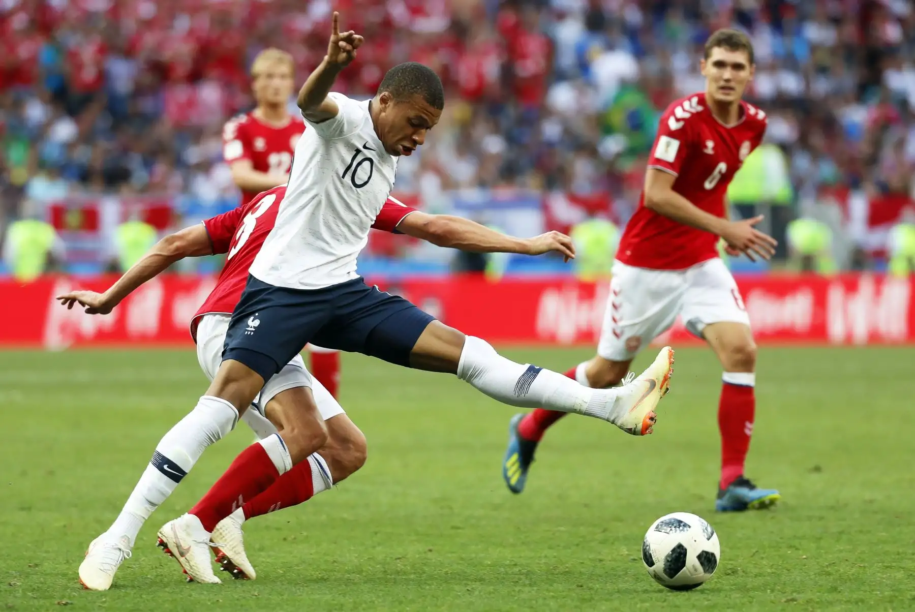 M Kylian Mbappe (frente) de Francia en acción contra Thomas Delaney (espalda) de Dinamarca durante la Copa Mundial de la FIFA 2018 partido de fútbol preliminar del grupo C entre Dinamarca y Francia en Moscú, Rusia, el 26 de junio de 2018. El partido terminó 0-0. EFE