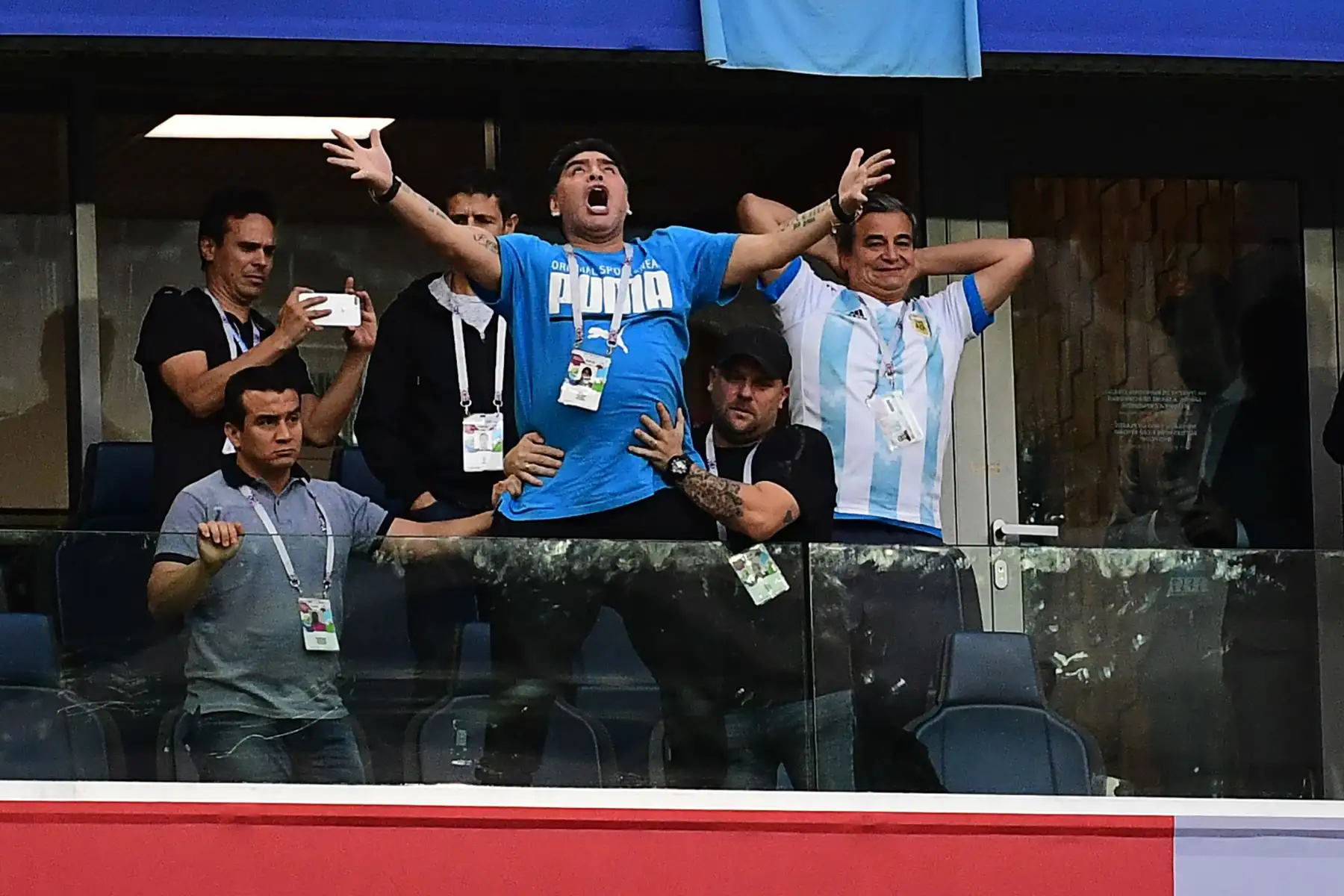 El ex delantero argentino Diego Maradona (C) celebra el gol de apertura durante el partido de fútbol del Grupo D de la Copa Mundial Rusia 2018 entre Nigeria y Argentina en el estadio de San Petersburgo el 26 de junio de 2018. / AFP El ex delantero argentino Diego Maradona (C) celebra el gol de apertura durante el partido de fútbol del Grupo D de la Copa Mundial Rusia 2018 entre Nigeria y Argentina en el estadio de San Petersburgo el 26 de junio de 2018. / AFP