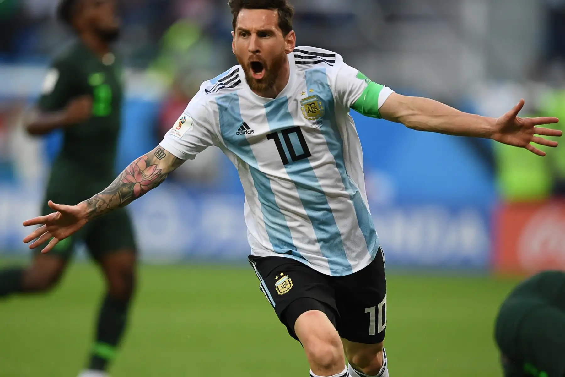El delantero argentino Lionel Messi celebra su gol durante el partido de fútbol del Grupo D de la Copa Mundial Rusia 2018 entre Nigeria y Argentina en el estadio de San Petersburgo el 26 de junio de 2018. / AFP