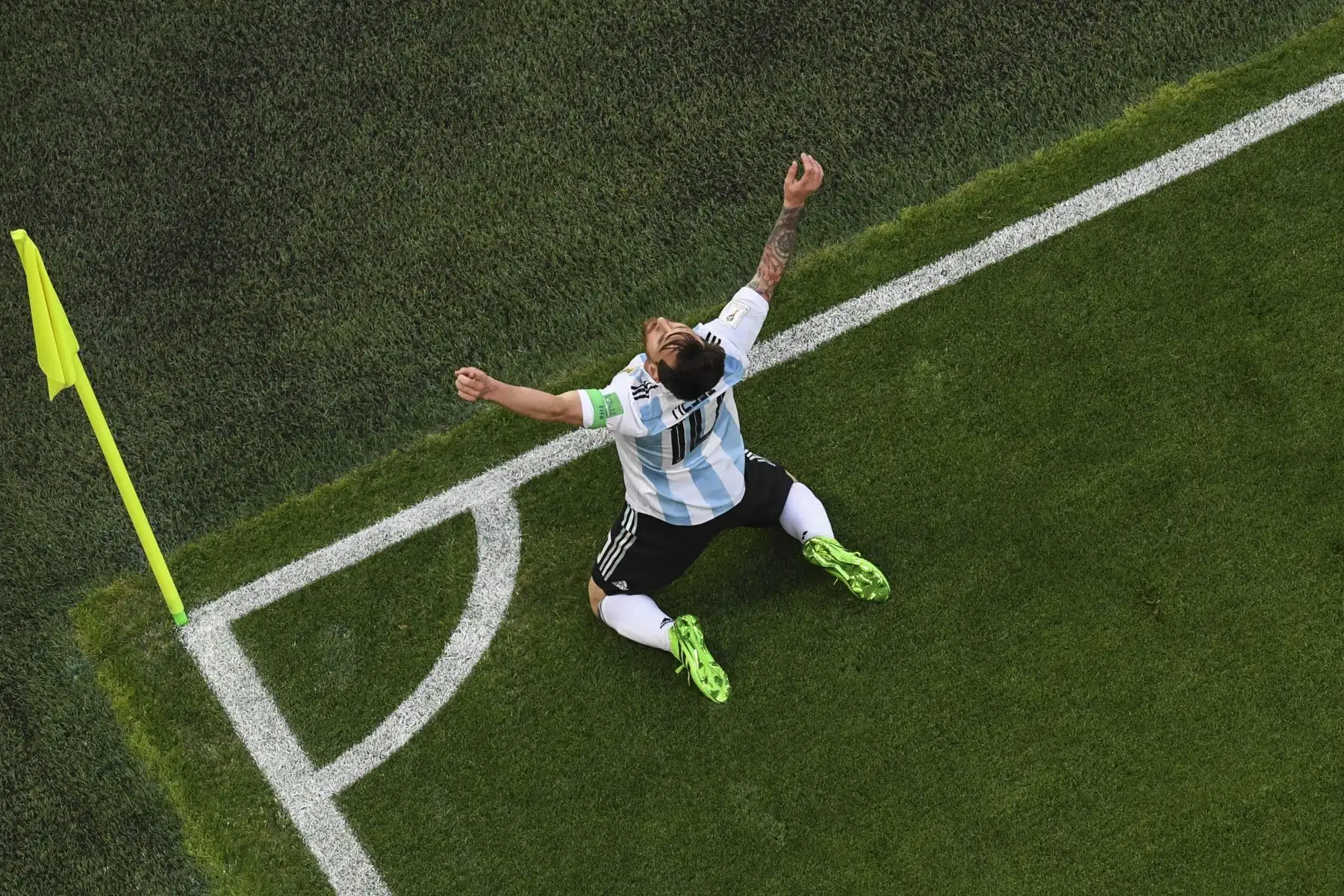 El delantero argentino Lionel Messi celebra su gol durante el partido de fútbol del Grupo D de la Copa Mundial Rusia 2018 entre Nigeria y Argentina en el estadio de San Petersburgo el 26 de junio de 2018. / AFP